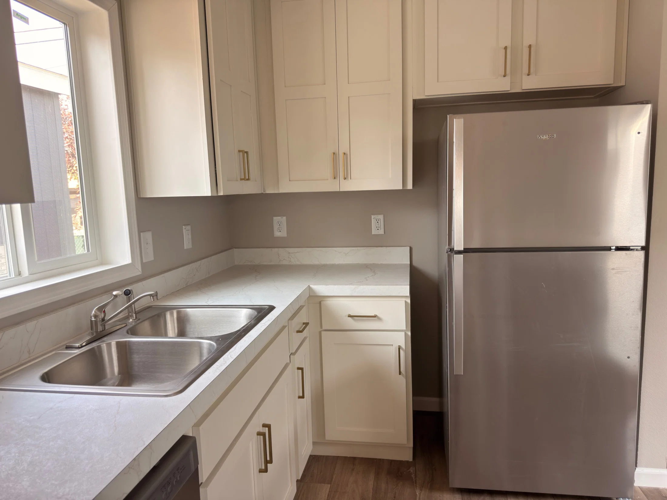 Eagle 14562s interior and kitchen home features