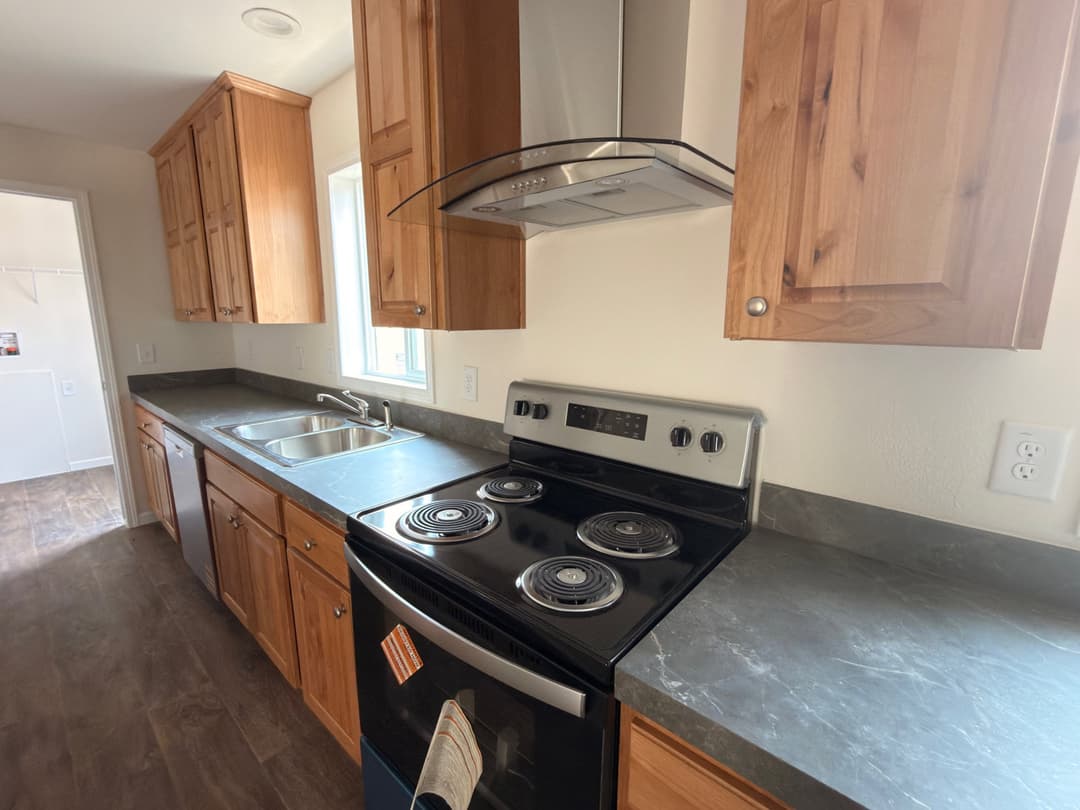 Eagle 28483c interior and kitchen home features