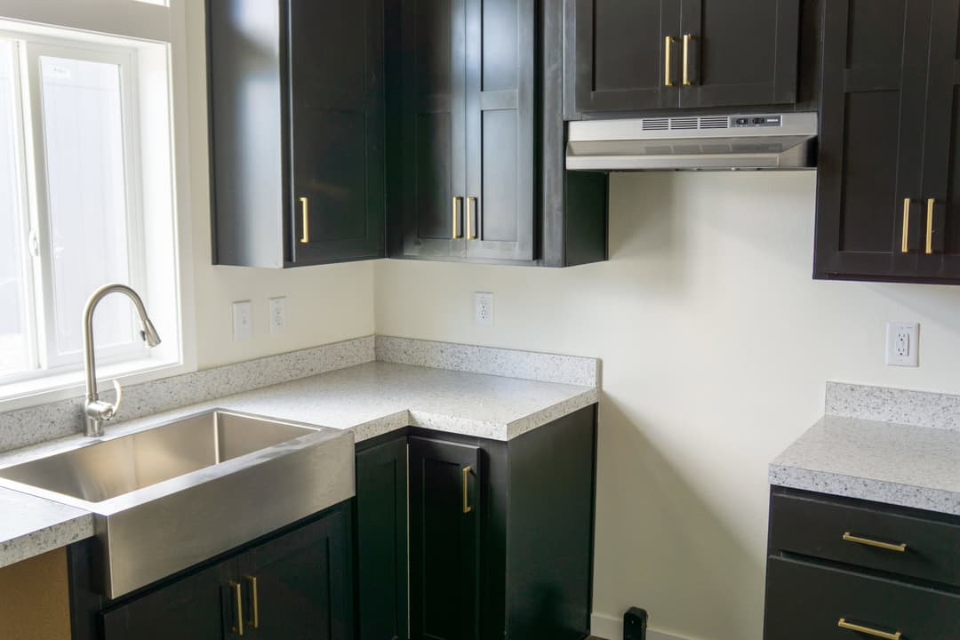 Evergreen 24403e interior and kitchen home features