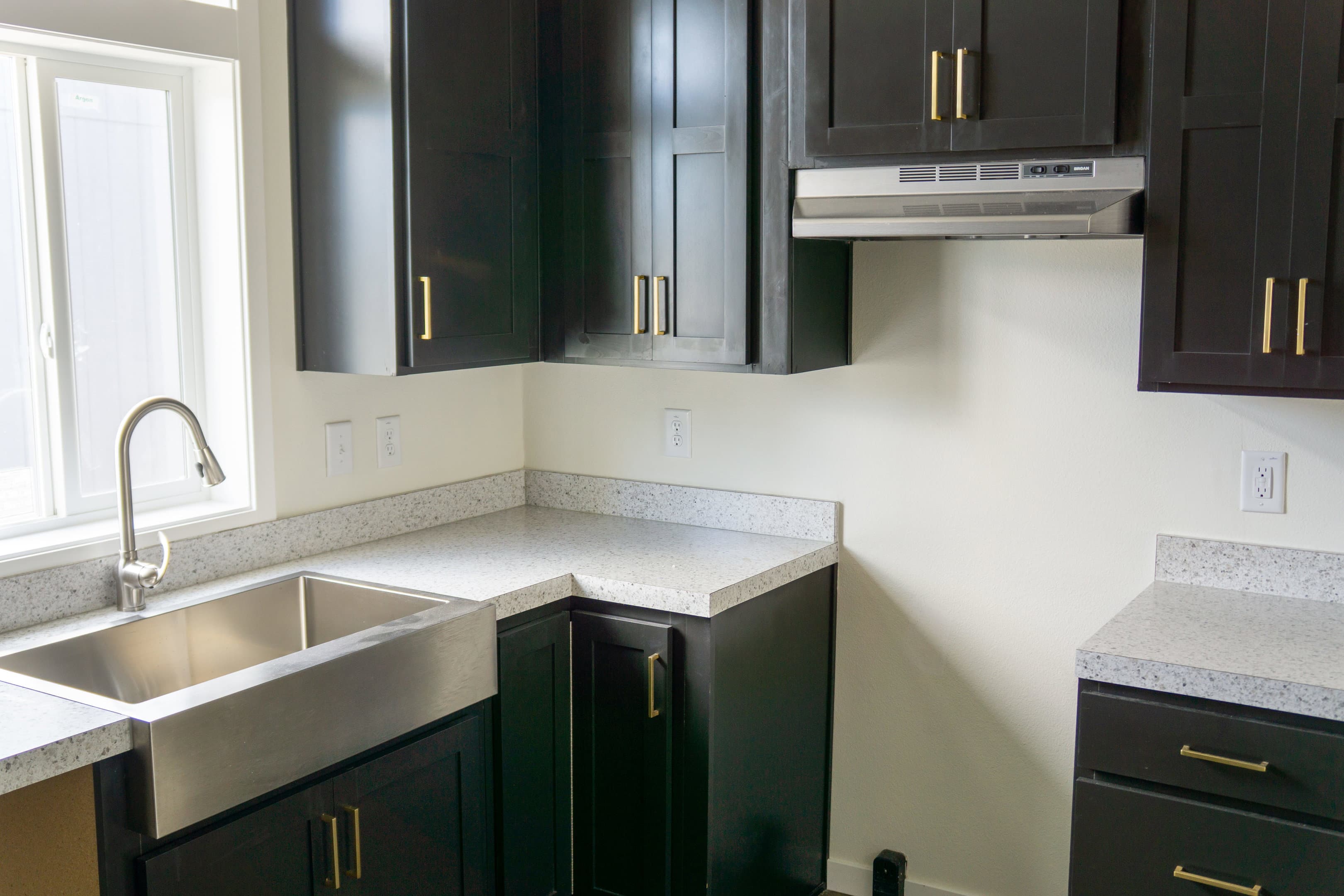 Evergreen 24403e interior and kitchen home features