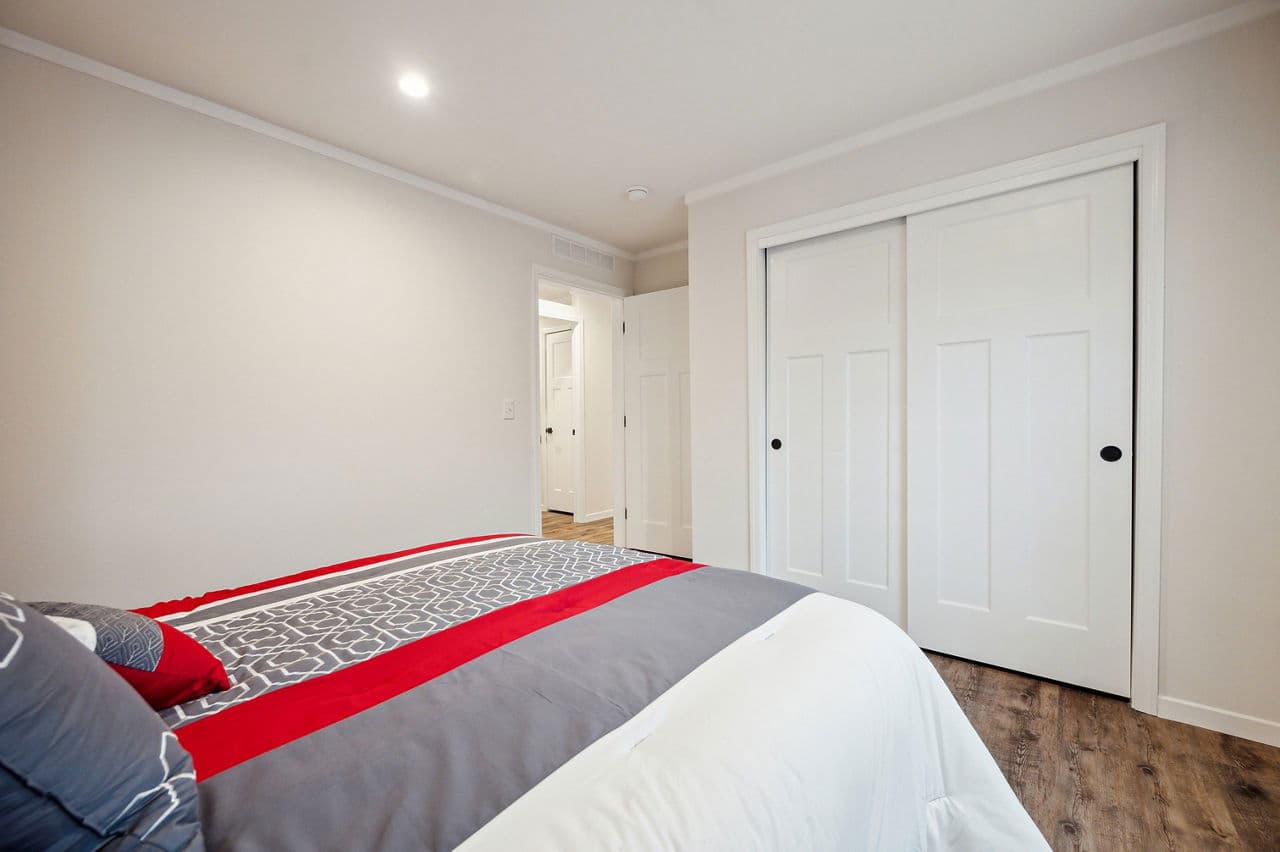 Ridgewood j882 bedroom home features