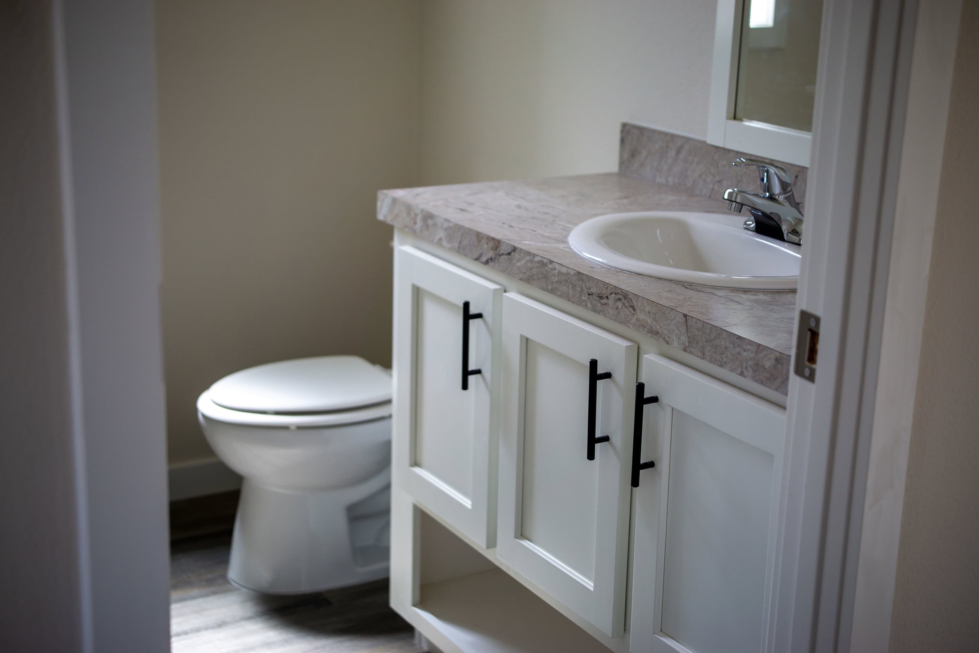 The stratus (24362d) interior and bathroom home features