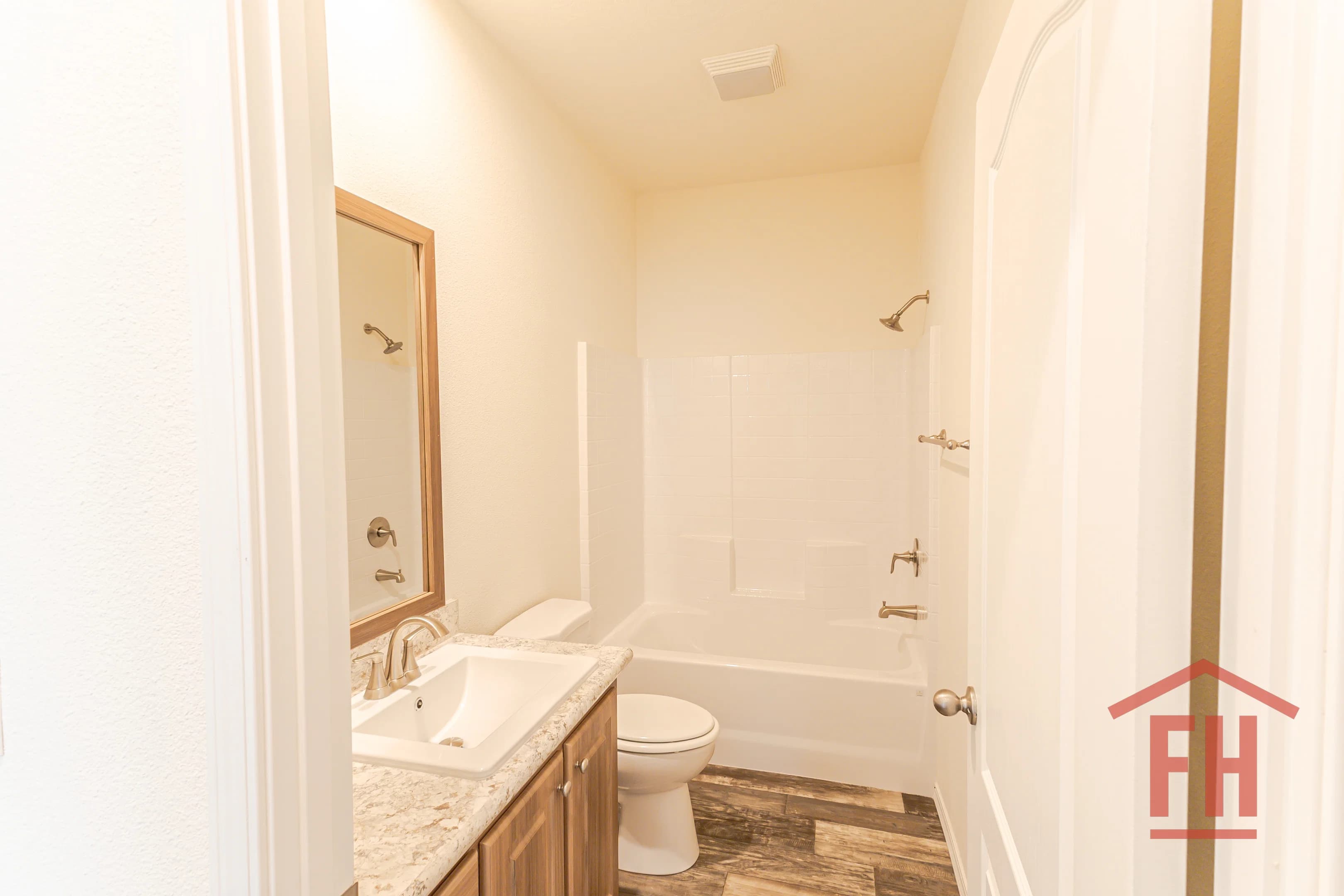 Drm481f interior and bathroom home features