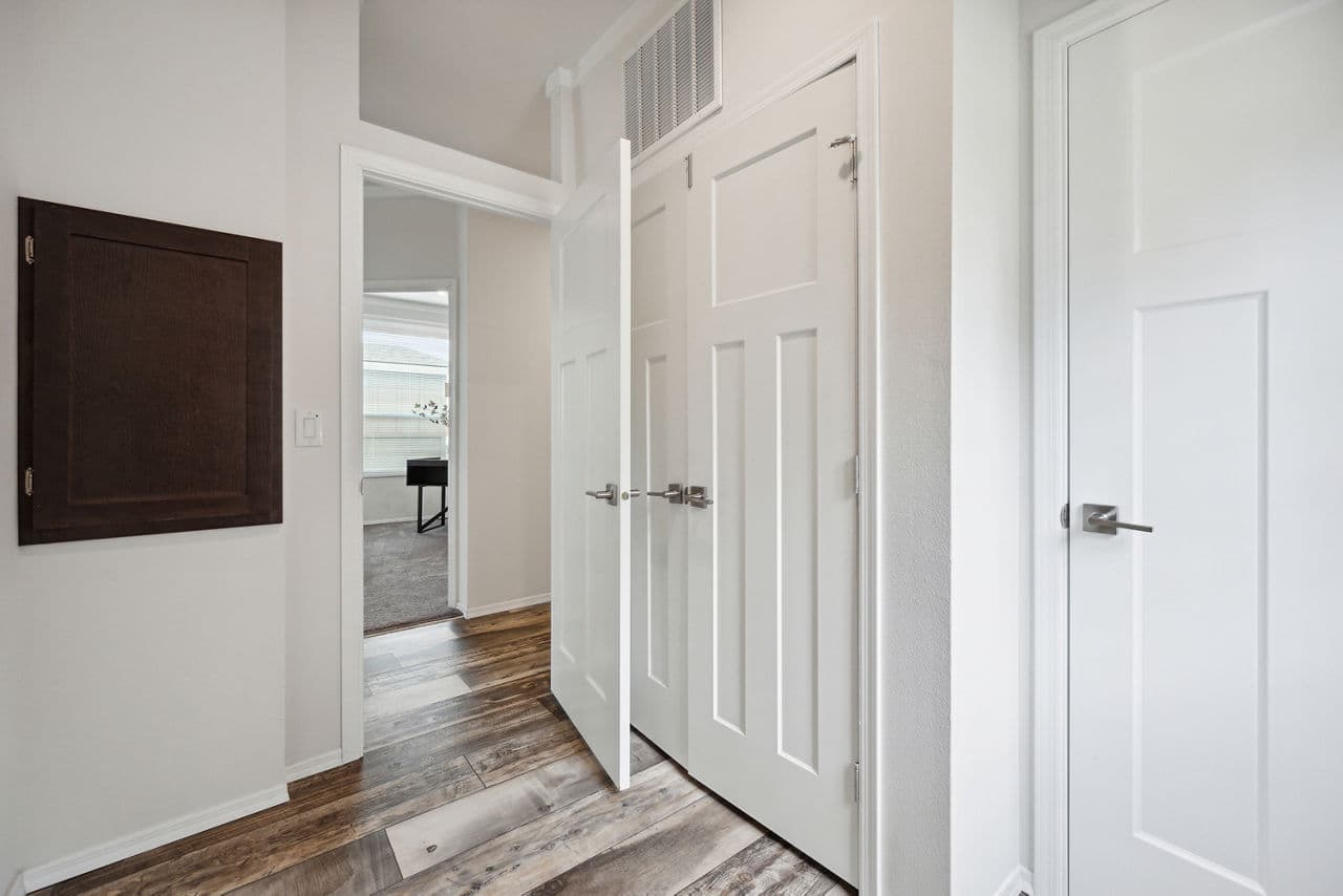 Hillcrest g865 interior home features