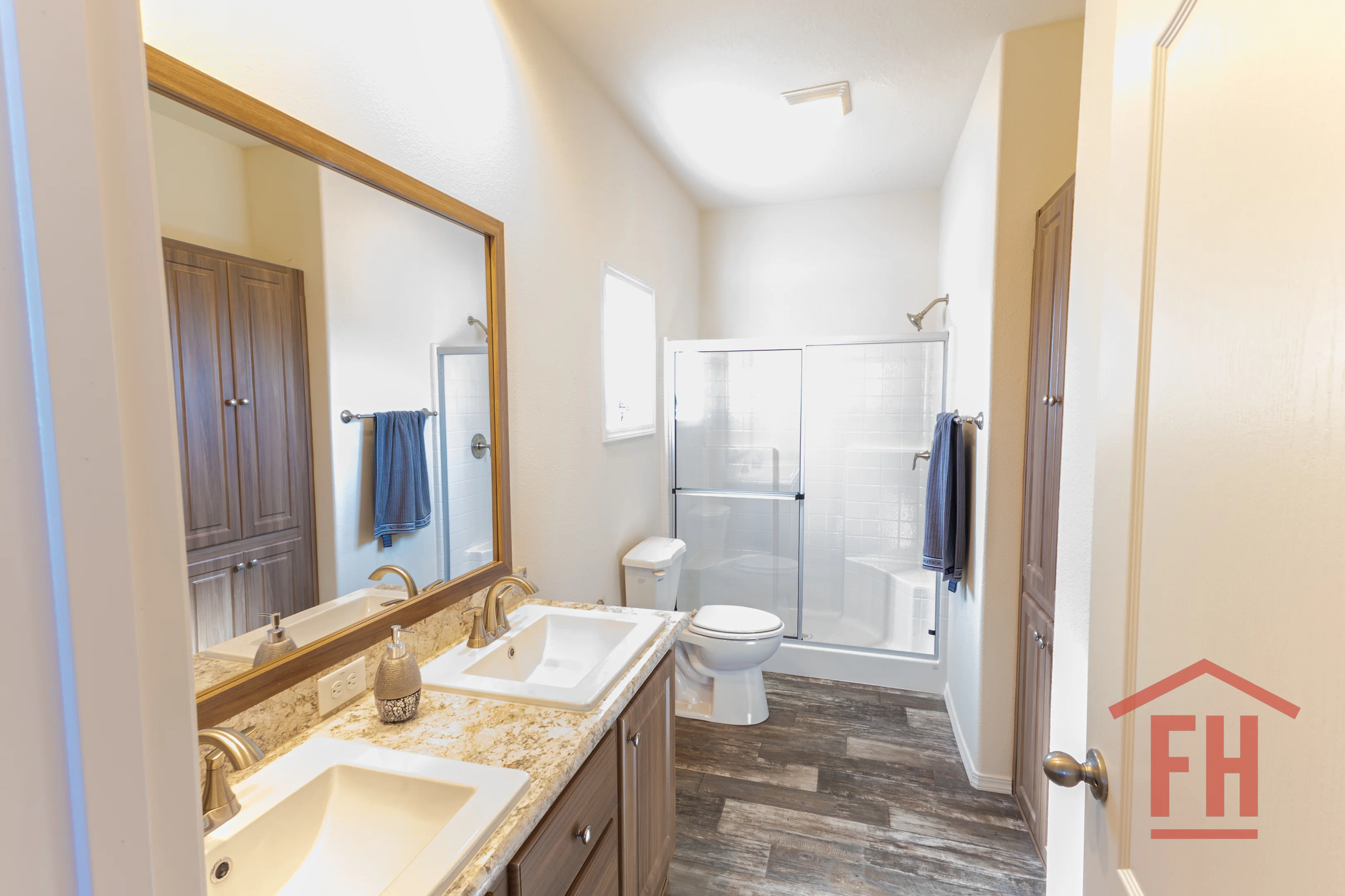 Drm481f interior and bathroom home features