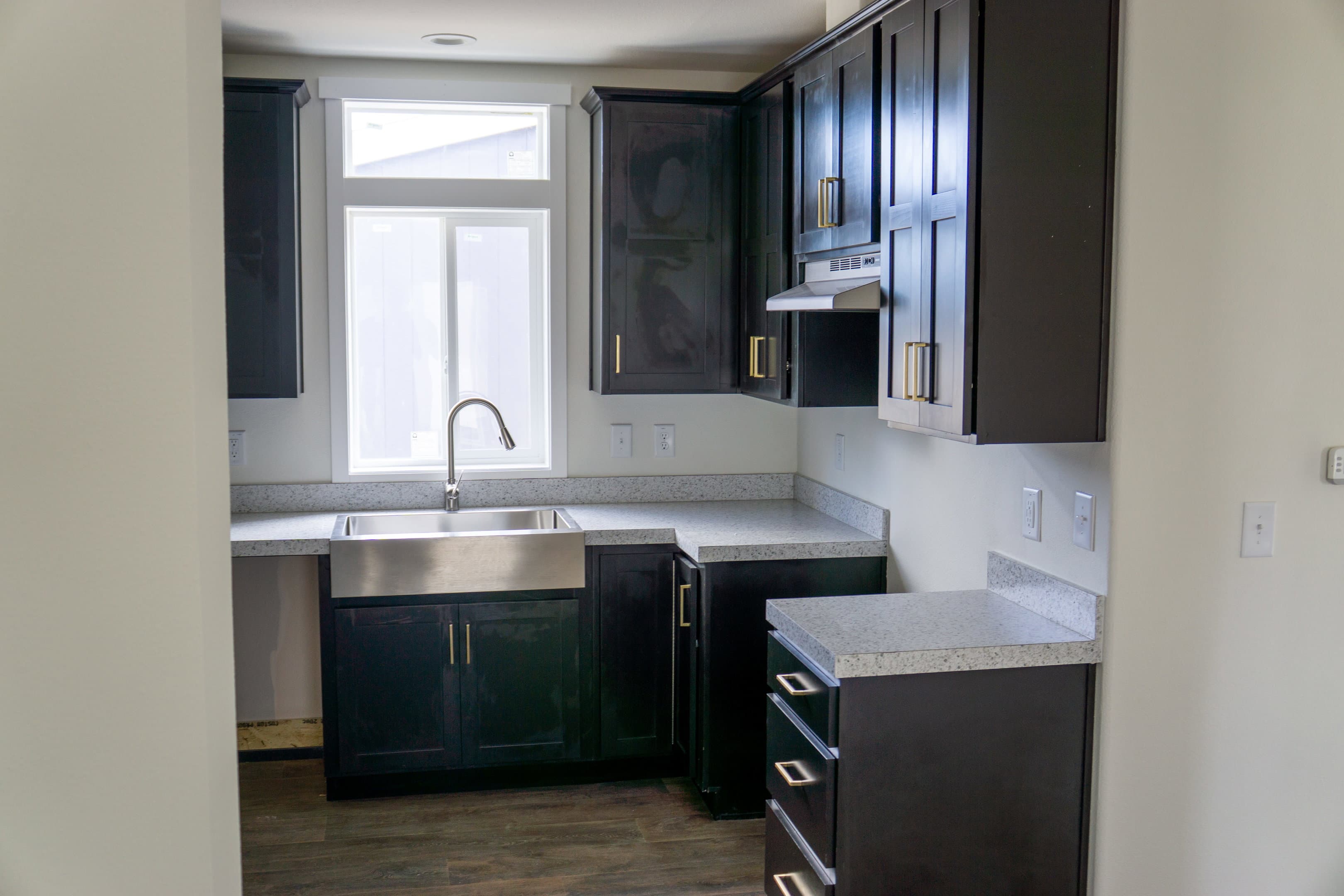 Evergreen 24403e interior and kitchen home features