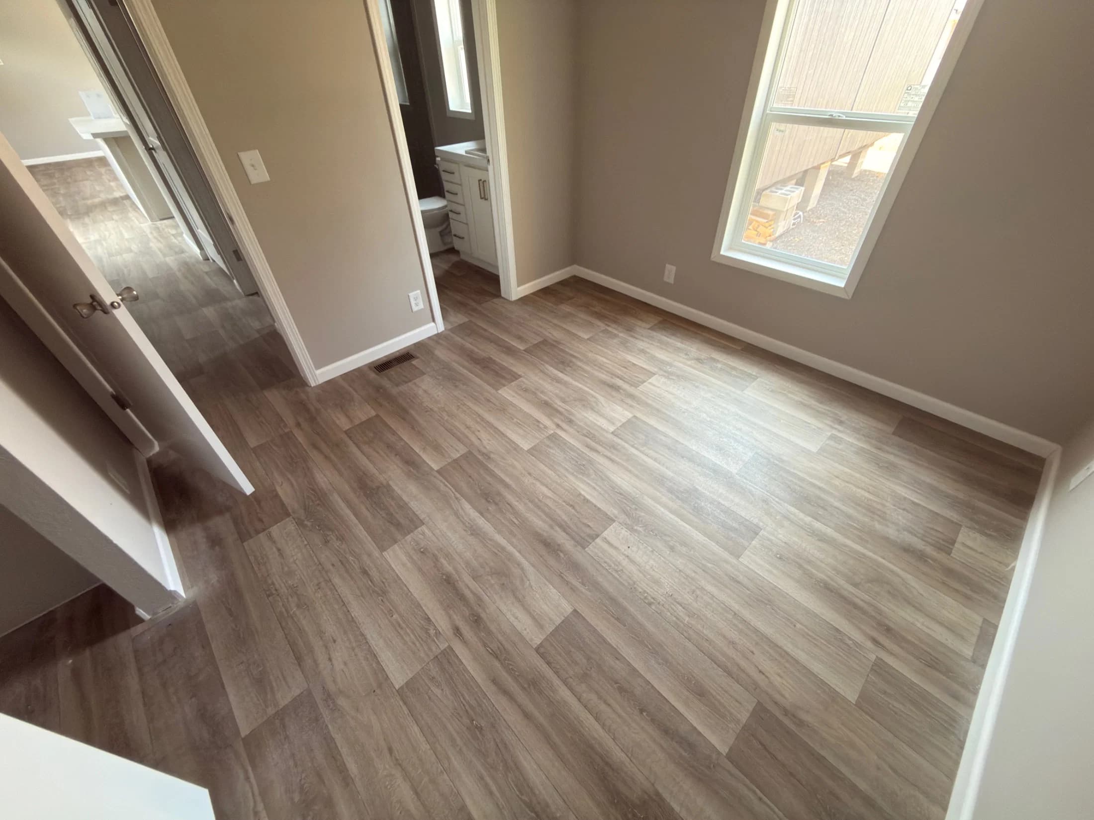 Eagle 14562s interior and bedroom home features