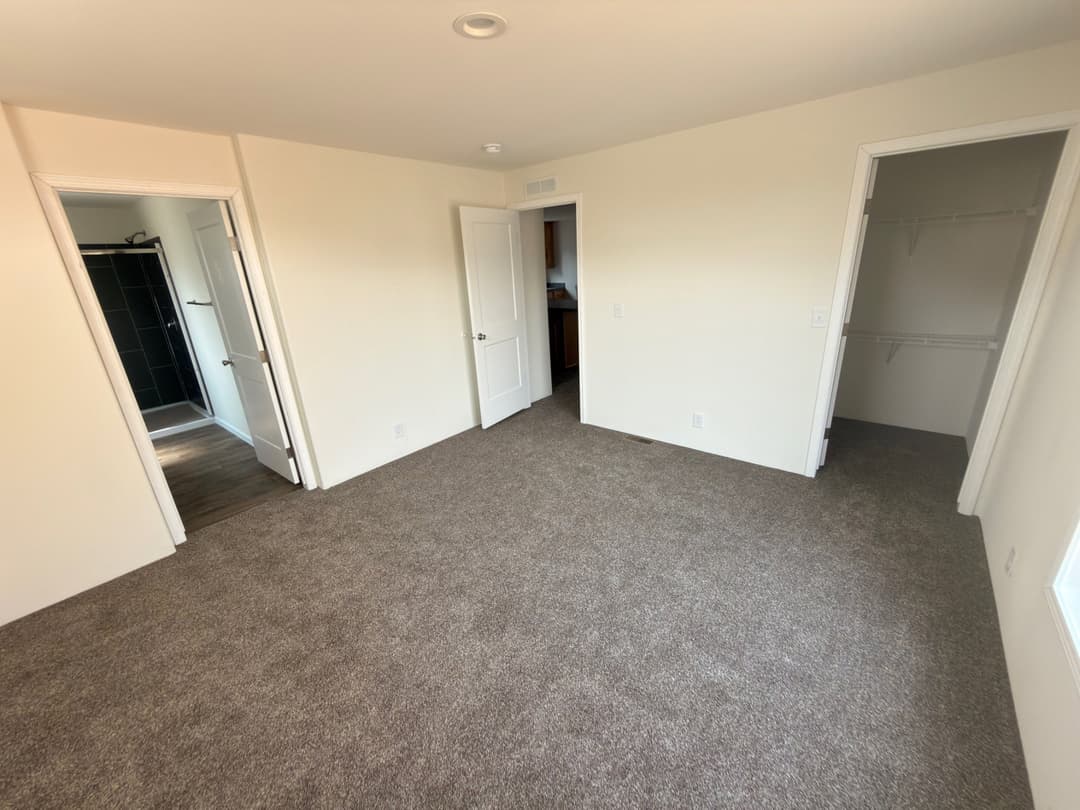 Eagle 28483c interior and bedroom home features
