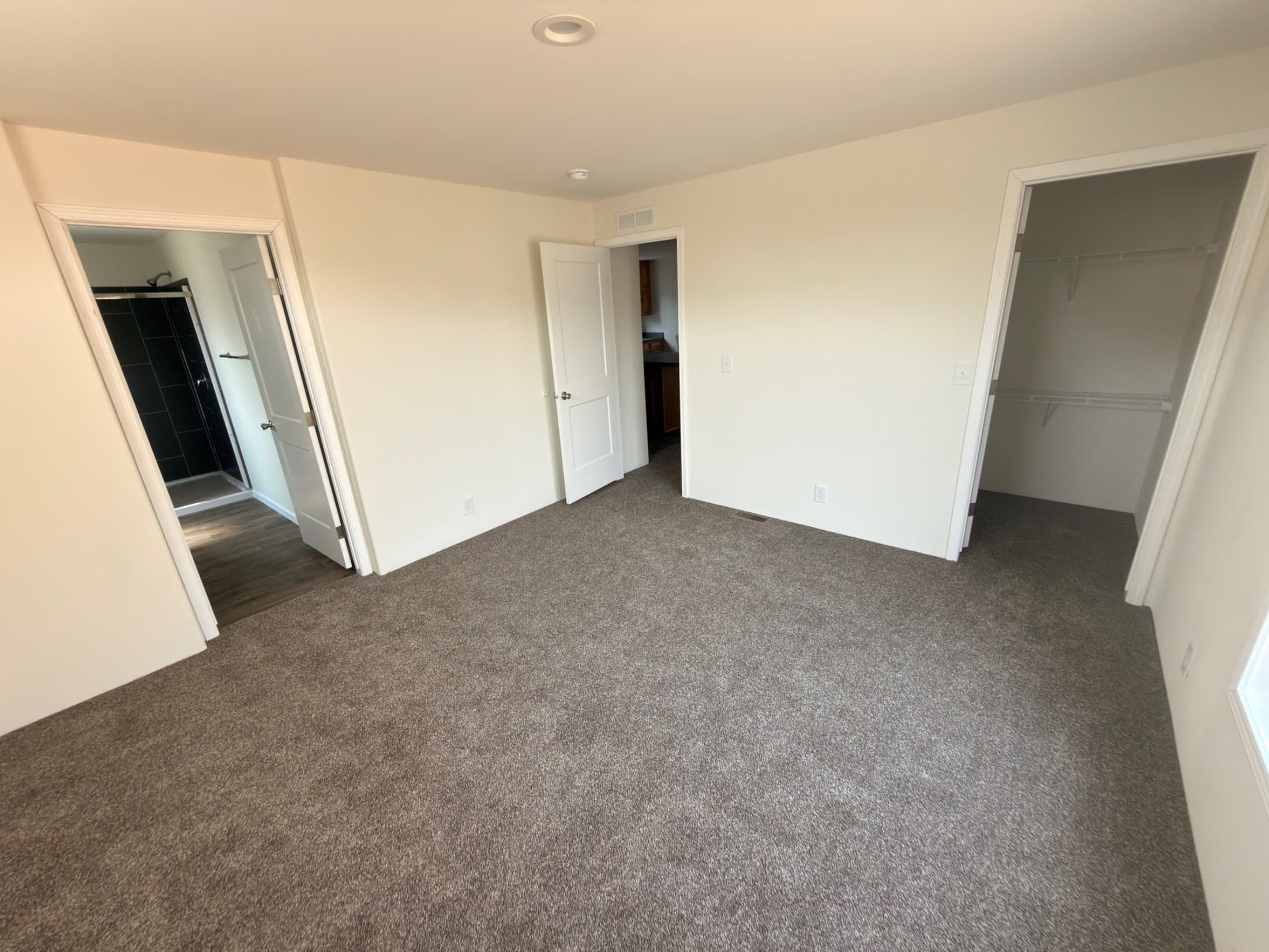 Eagle 28483c interior and bedroom home features