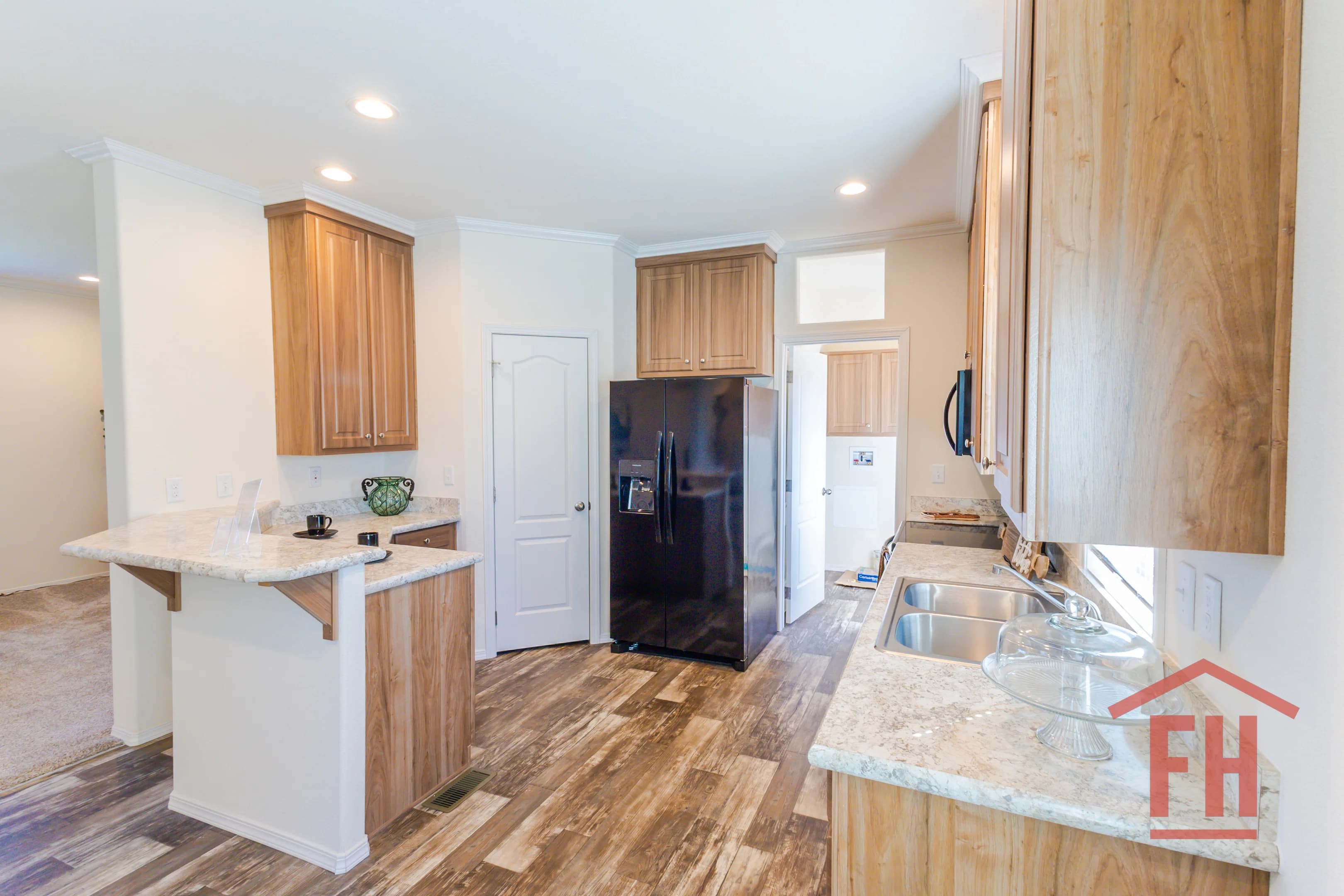 Drm481f interior and kitchen home features