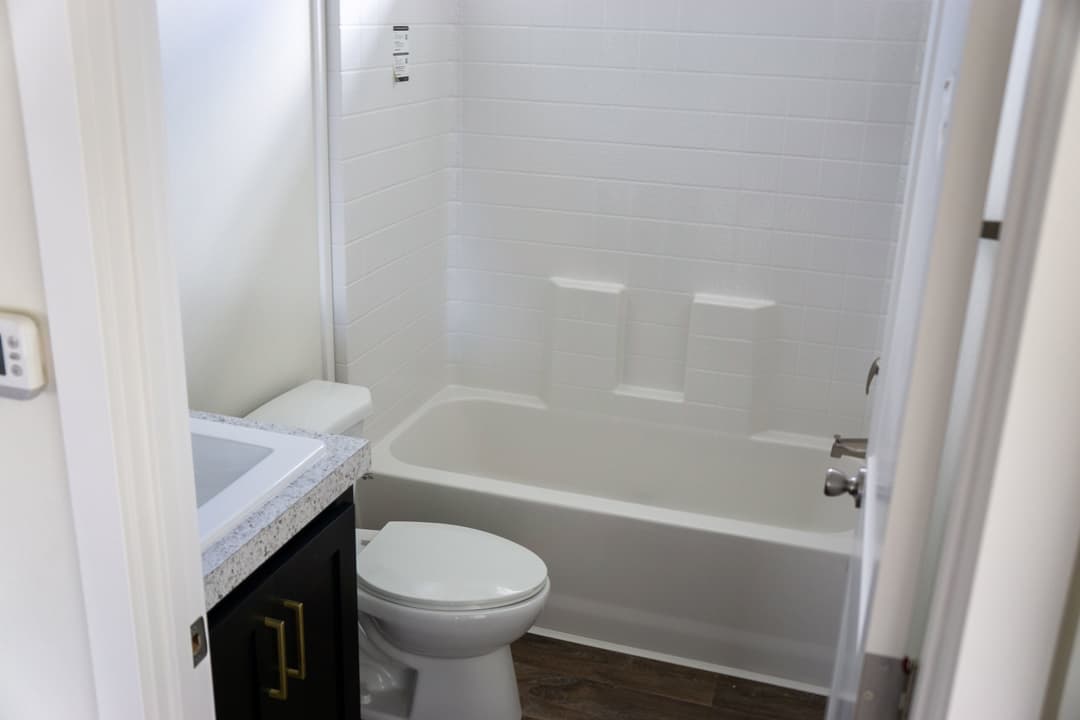 Evergreen 24403e interior and bathroom home features