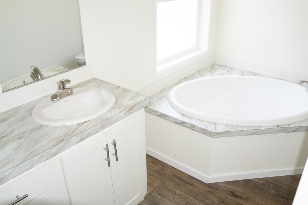 Eagle 28664s interior and bathroom home features