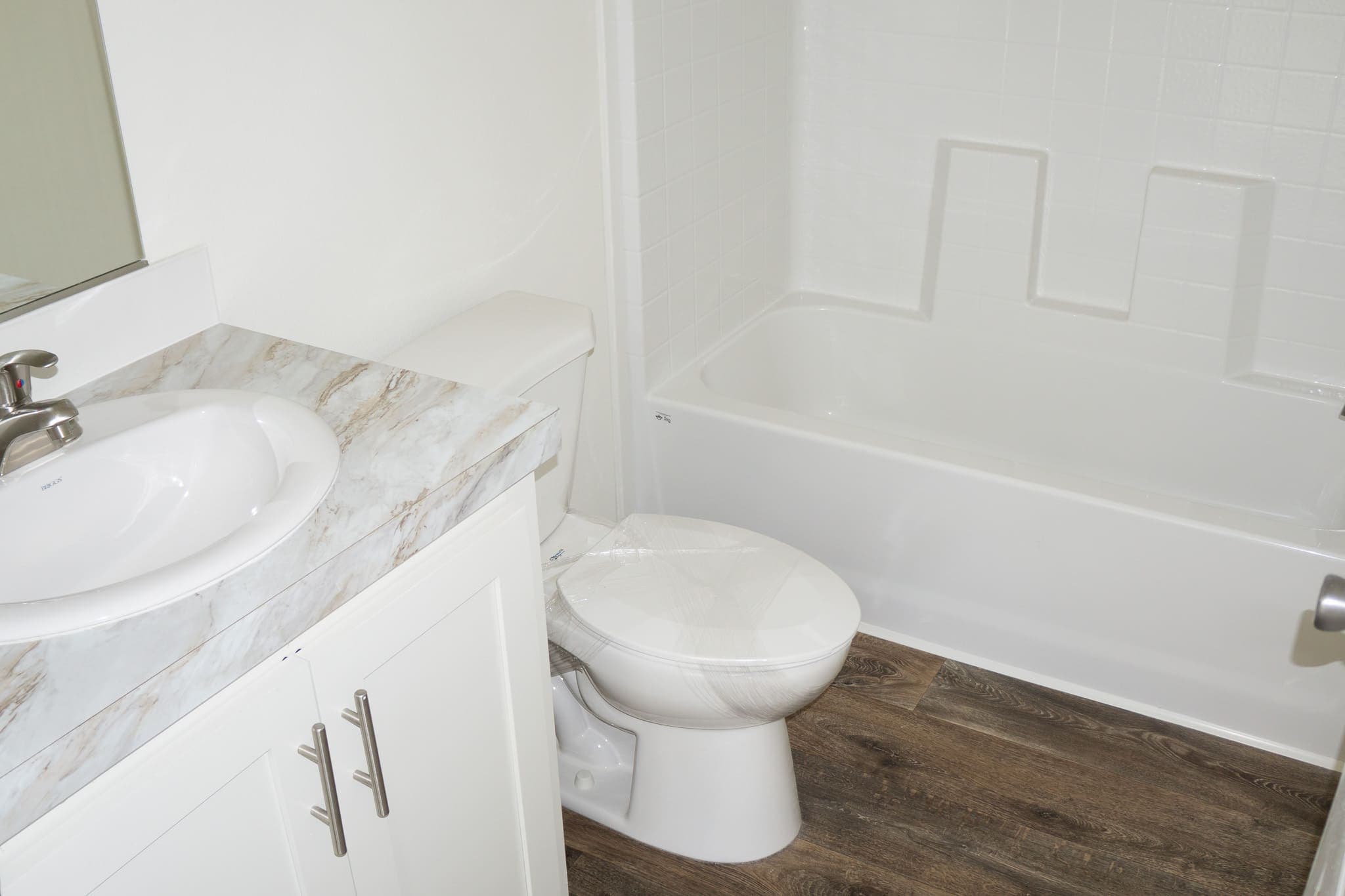 Eagle 28664s interior and bathroom home features