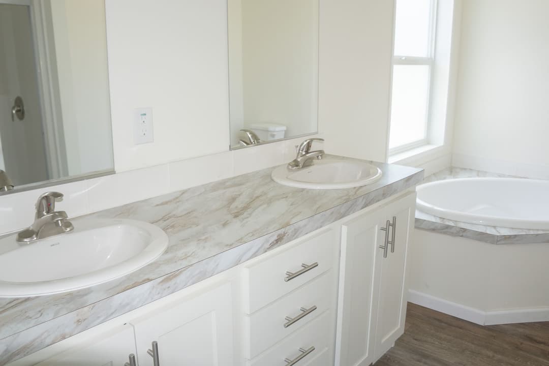 Eagle 28664s interior and bathroom home features