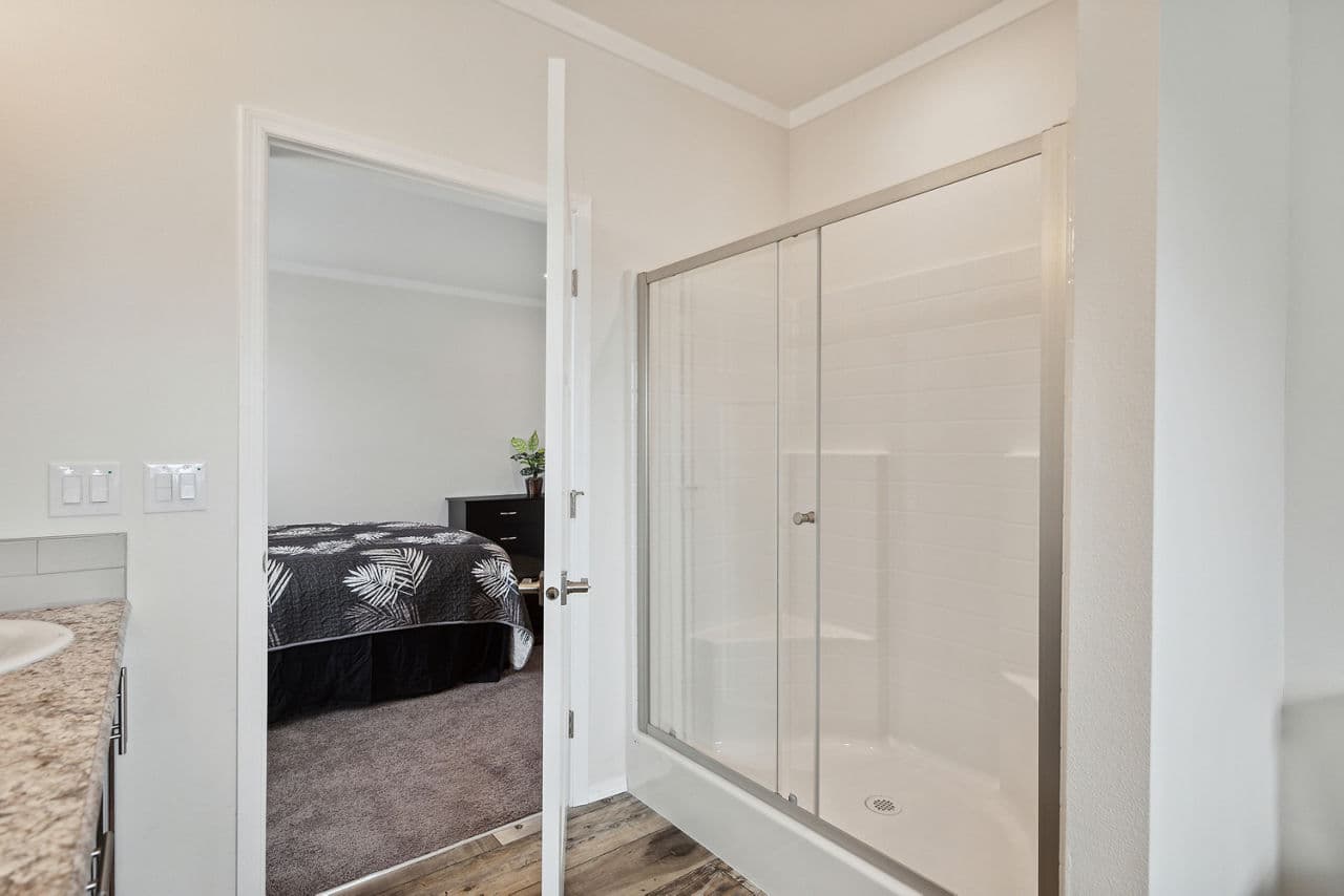 Hillcrest g865 interior home features