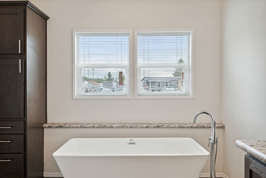 Hillcrest g865 bathroom home features