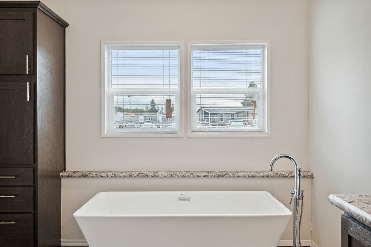 Hillcrest g865 bathroom home features