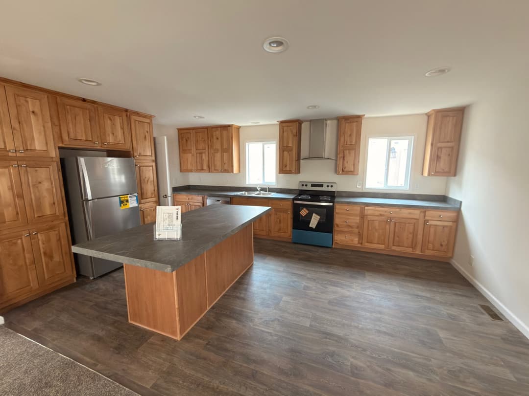 Eagle 28483c interior and kitchen home features