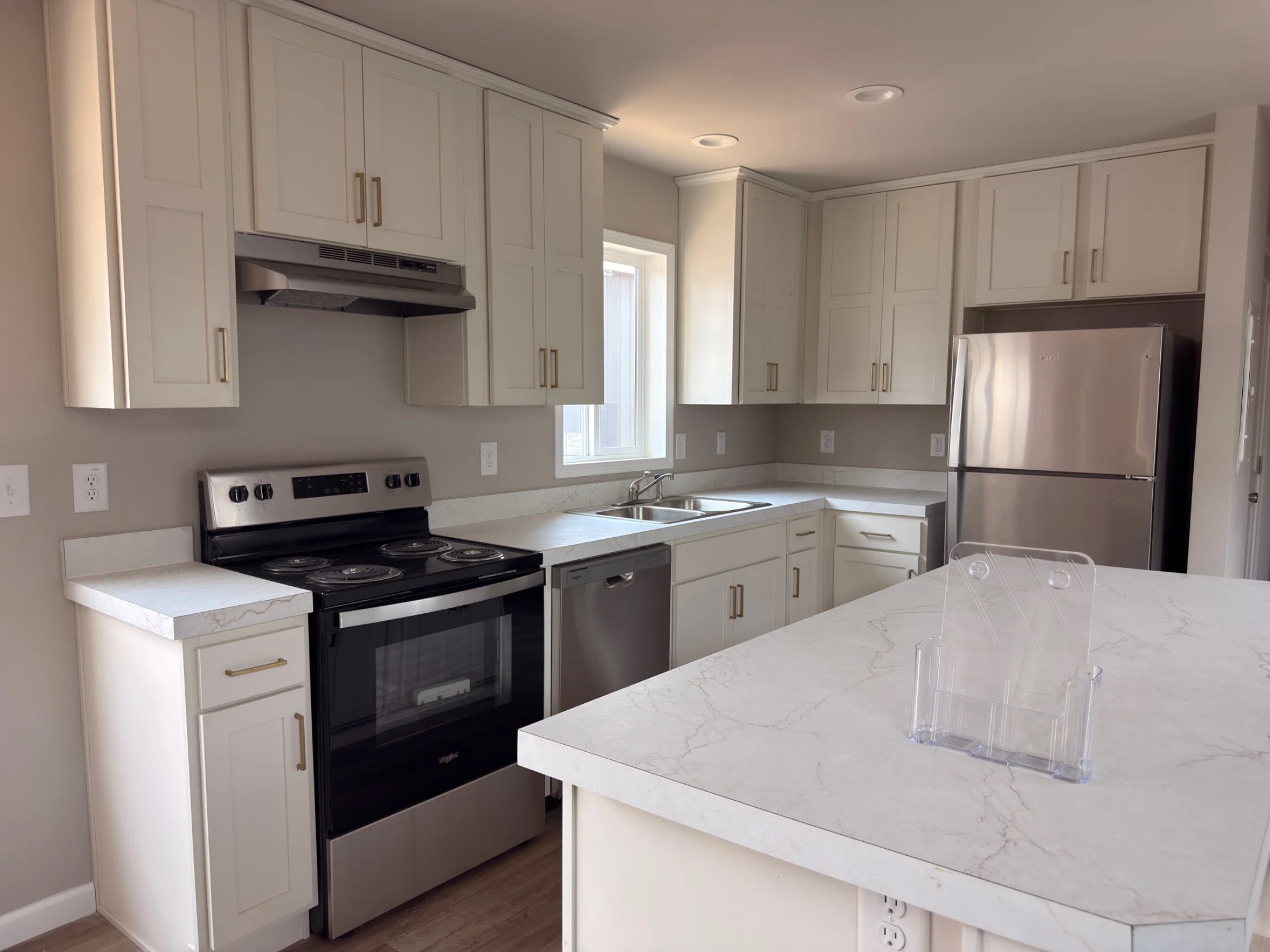 Eagle 14562s interior and kitchen home features