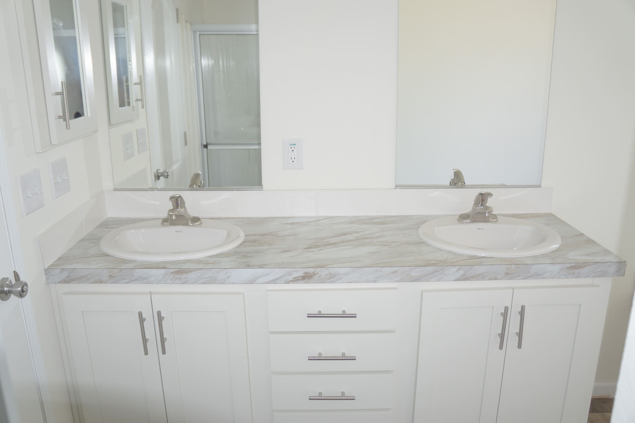 Eagle 28664s interior and bathroom home features
