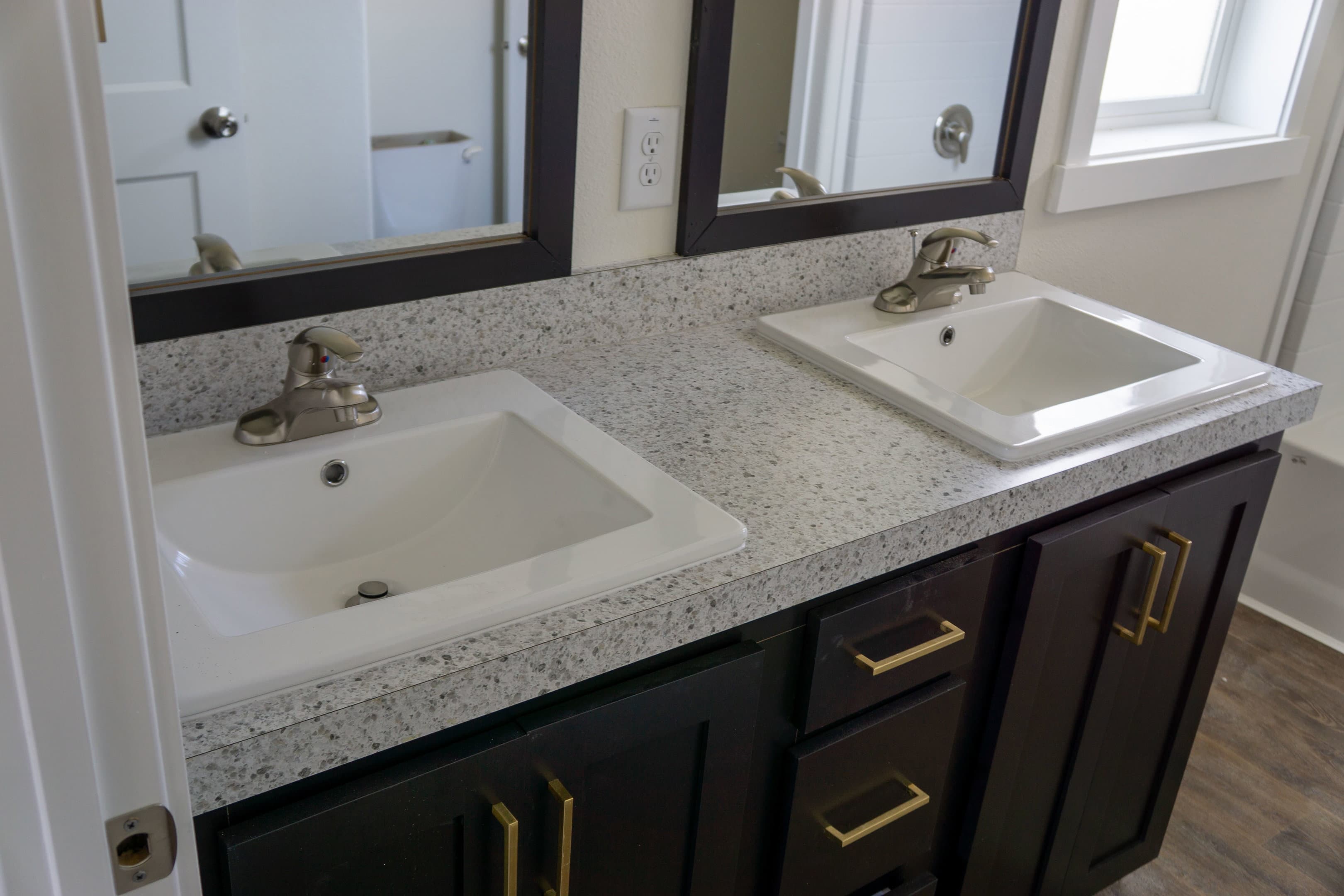 Evergreen 24403e interior and bathroom home features