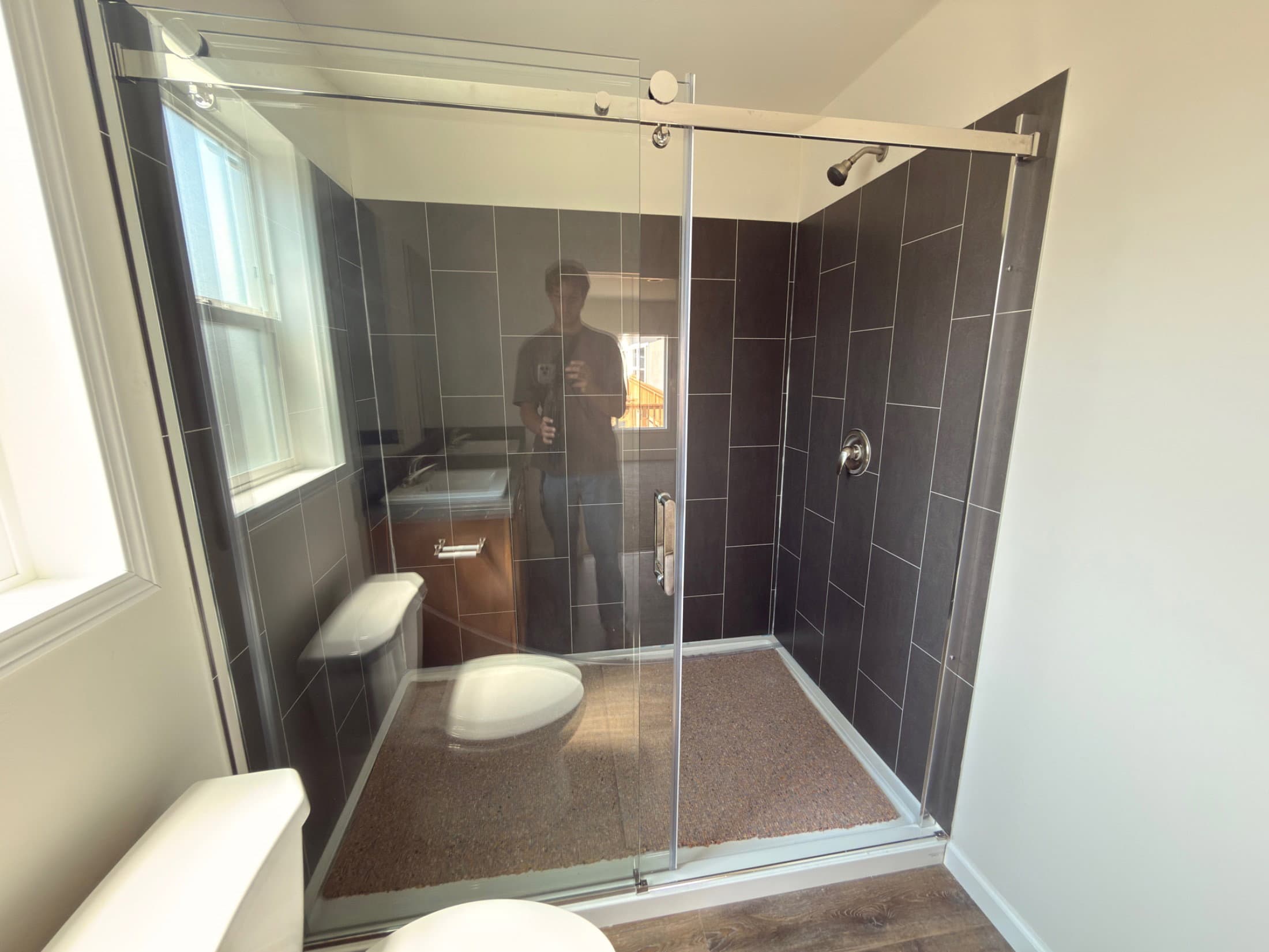 Eagle 28483c interior and bathroom home features