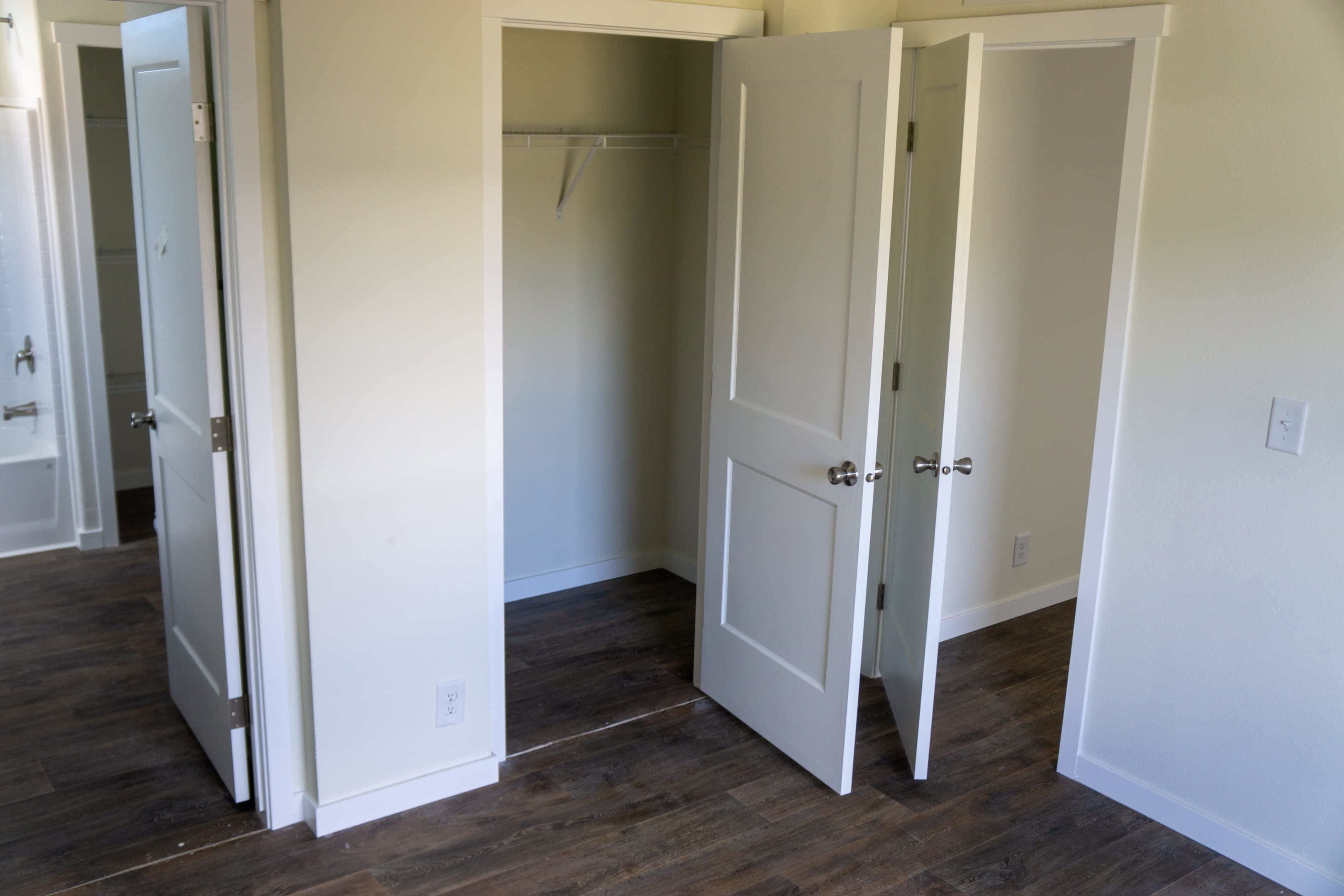 Evergreen 24403e interior and bedroom home features