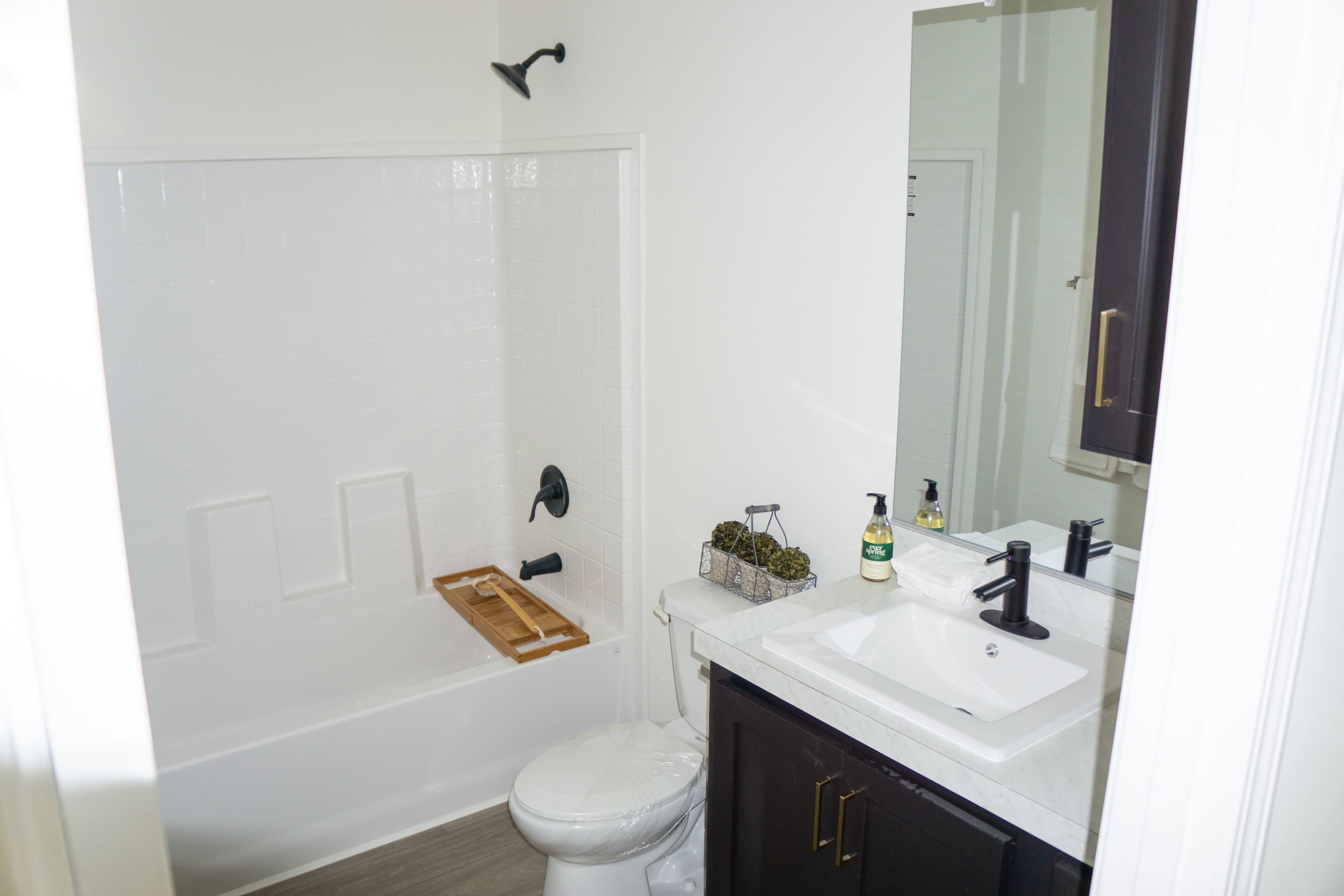 Pure 28604m interior and bathroom home features