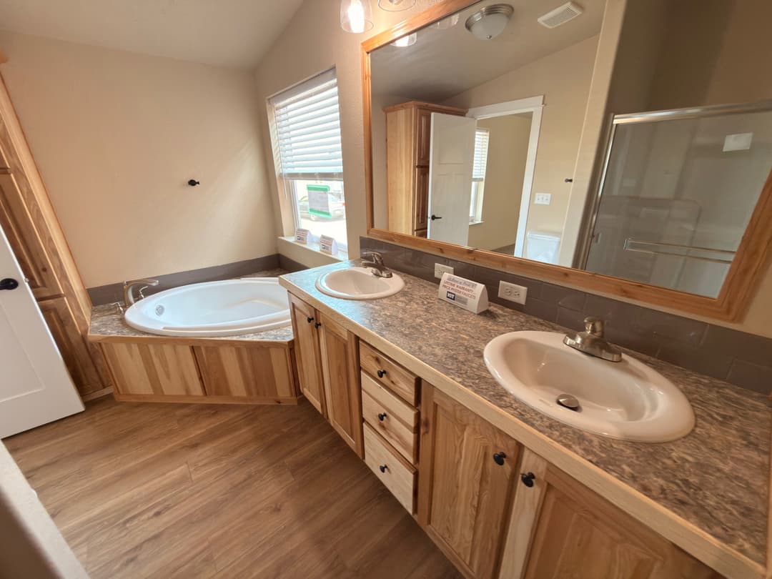 Cedar canyon 2020 interior and bathroom home features