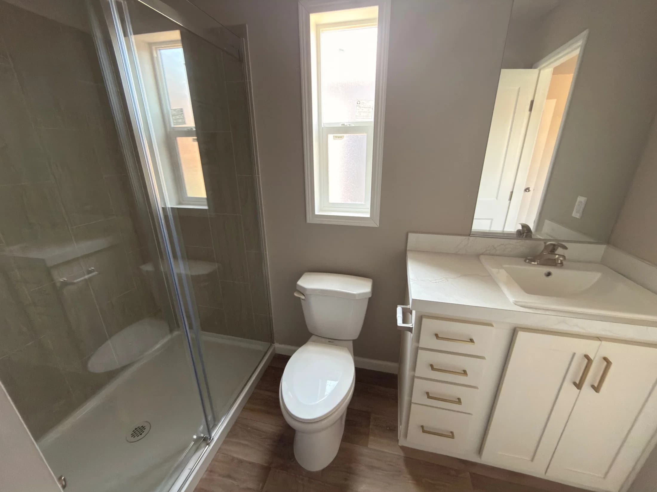 Eagle 14562s interior and bathroom home features