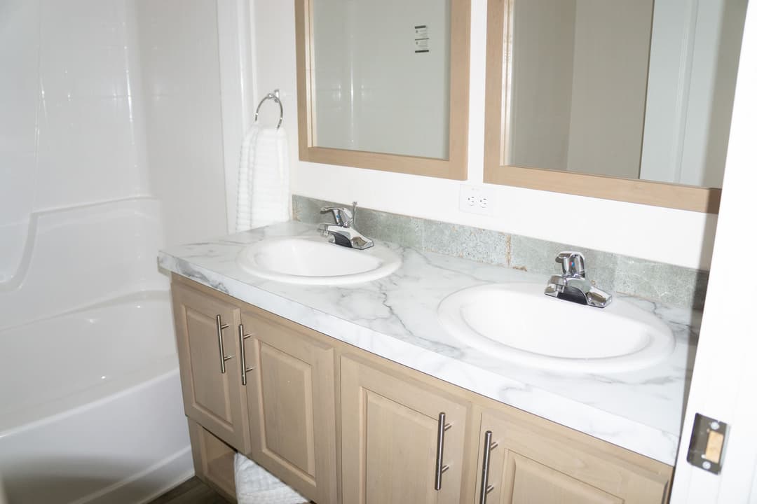 The stanley (28764n) interior and bathroom home features