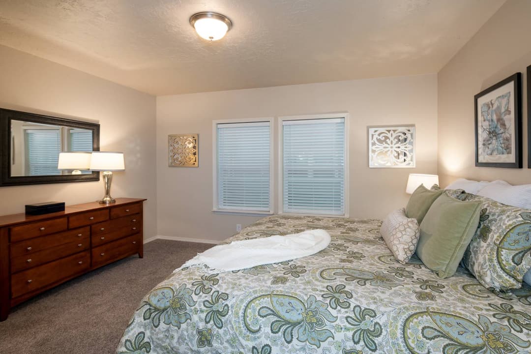 Catena ct4644b bedroom home features