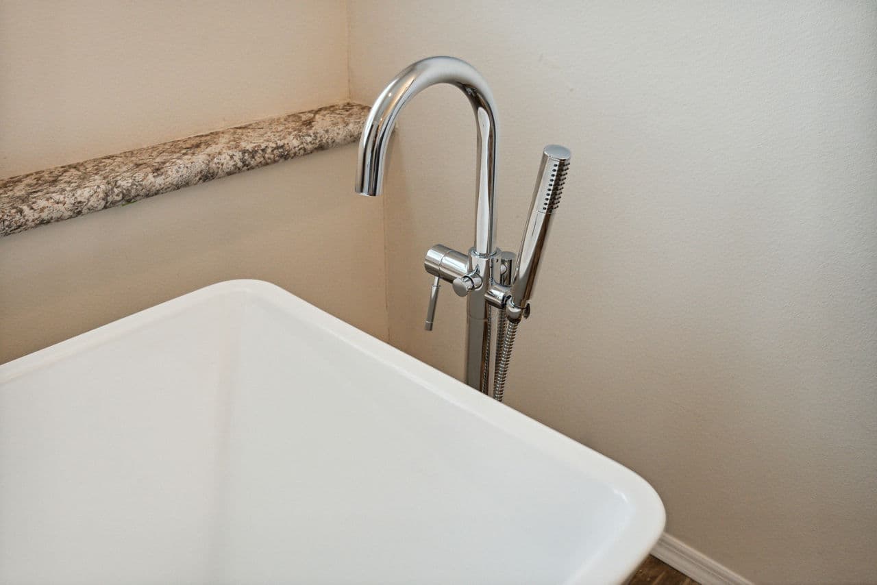 Hillcrest g865 bathroom home features