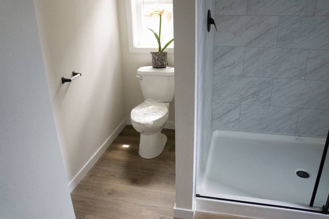 Hillcrest g865 interior and bathroom home features