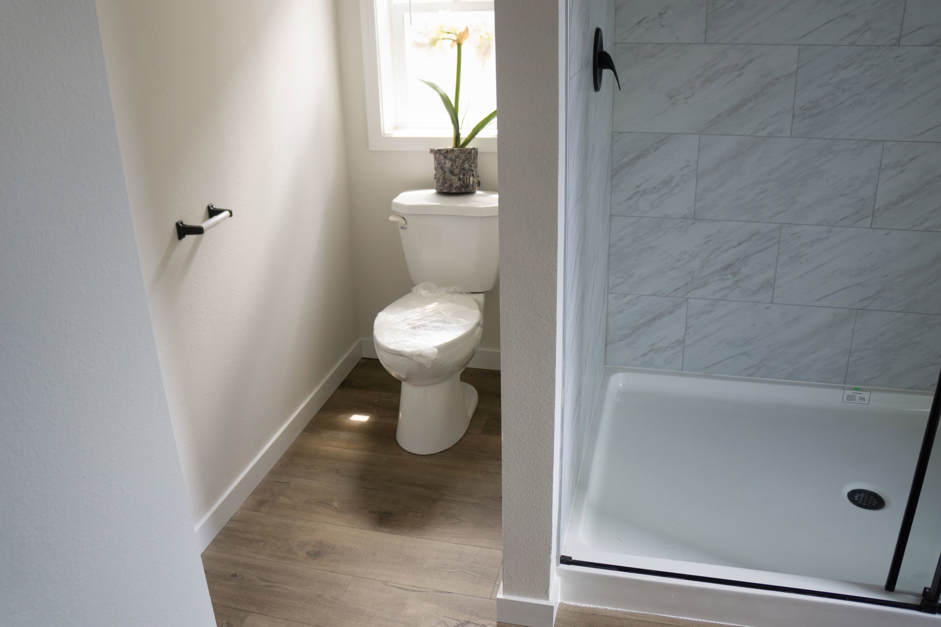 Hillcrest g865 interior and bathroom home features