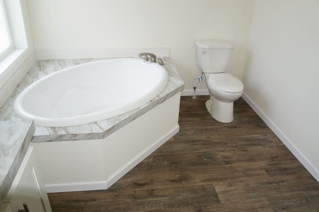 Eagle 28664s interior and bathroom home features