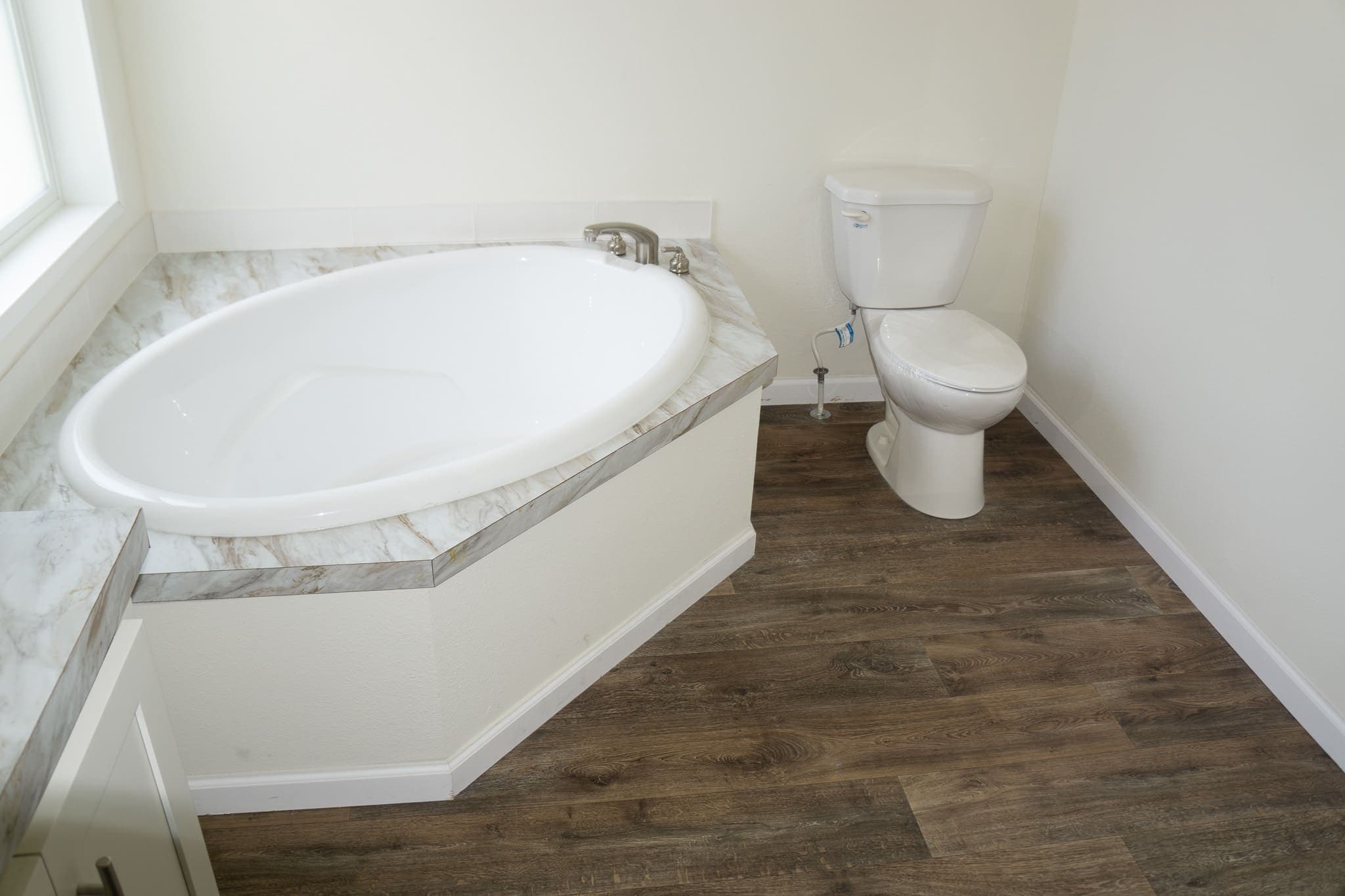 Eagle 28664s interior and bathroom home features