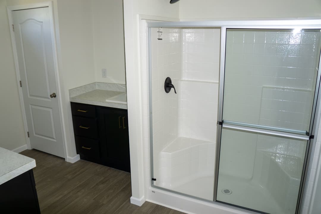 Pure 28604m interior and bathroom home features