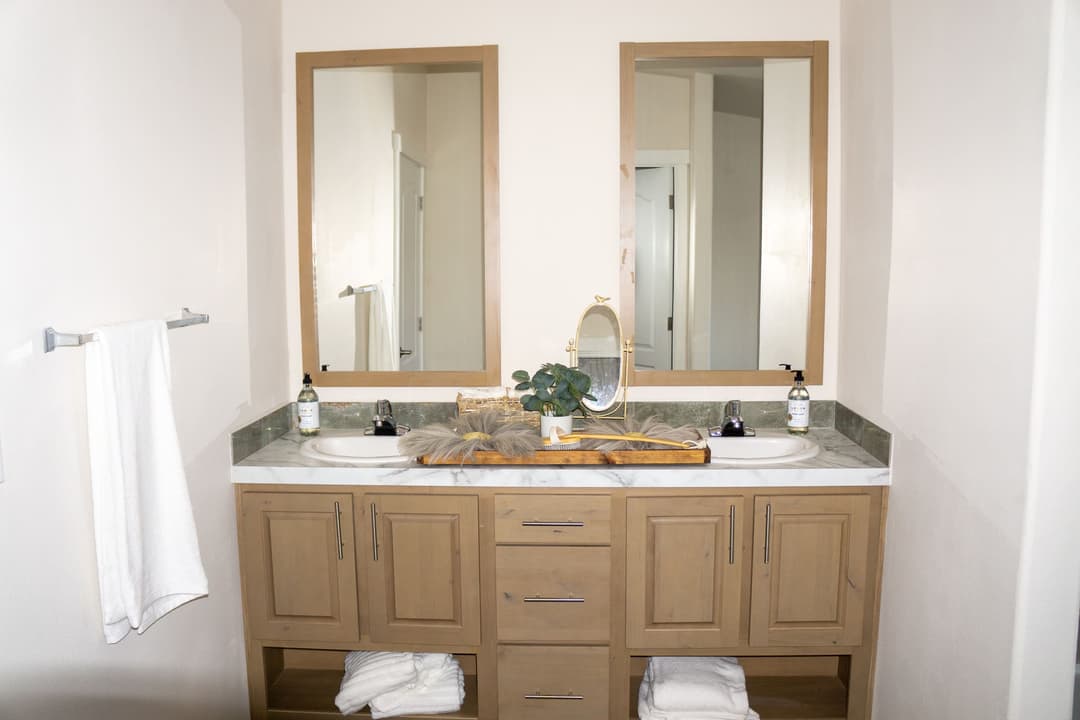 The stanley (28764n) interior and bathroom home features