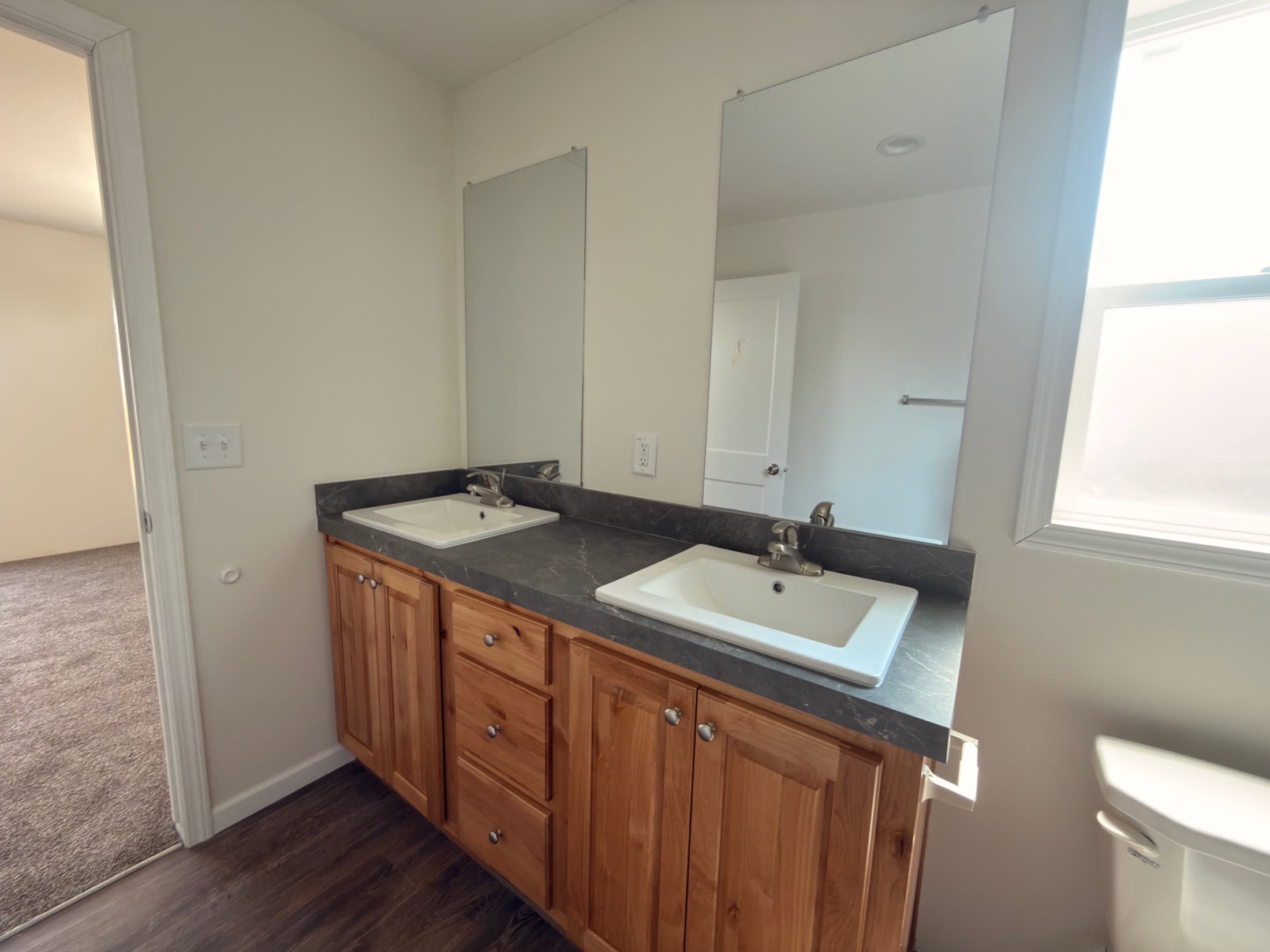 Eagle 28483c interior and bathroom home features