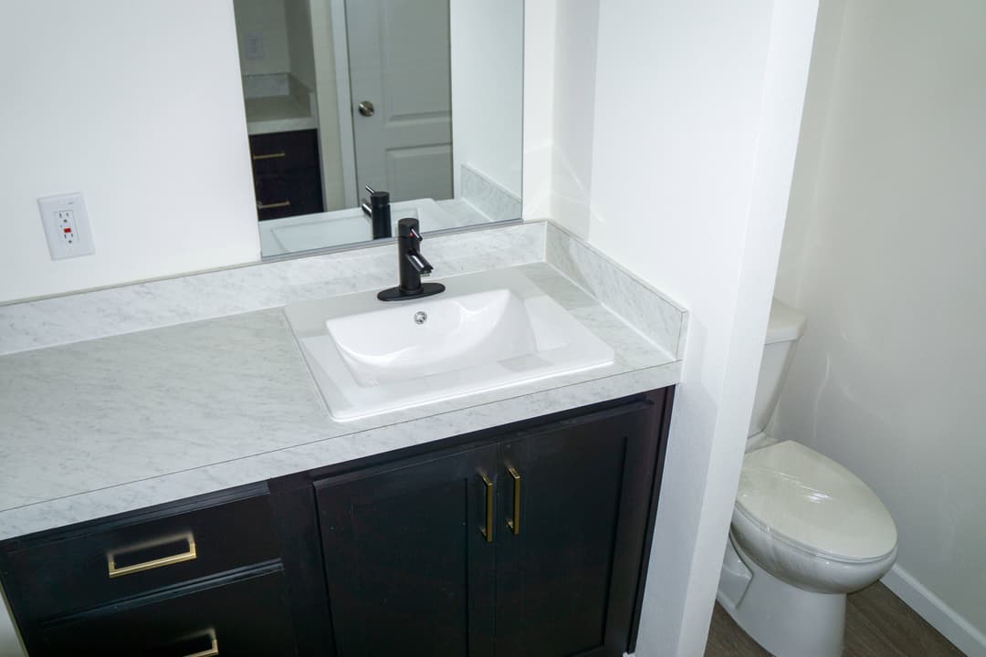 Pure 28604m interior and bathroom home features