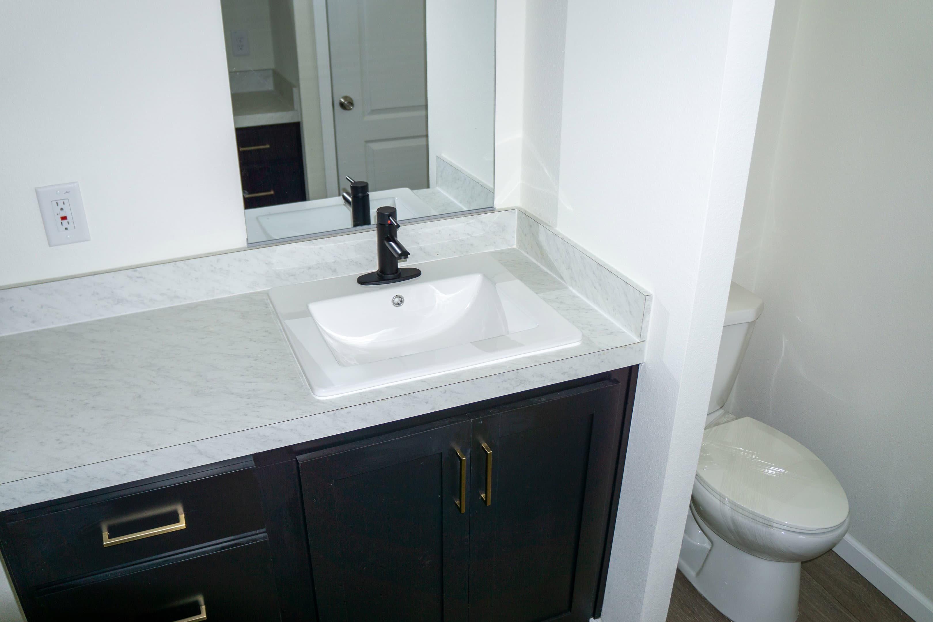 Pure 28604m interior and bathroom home features