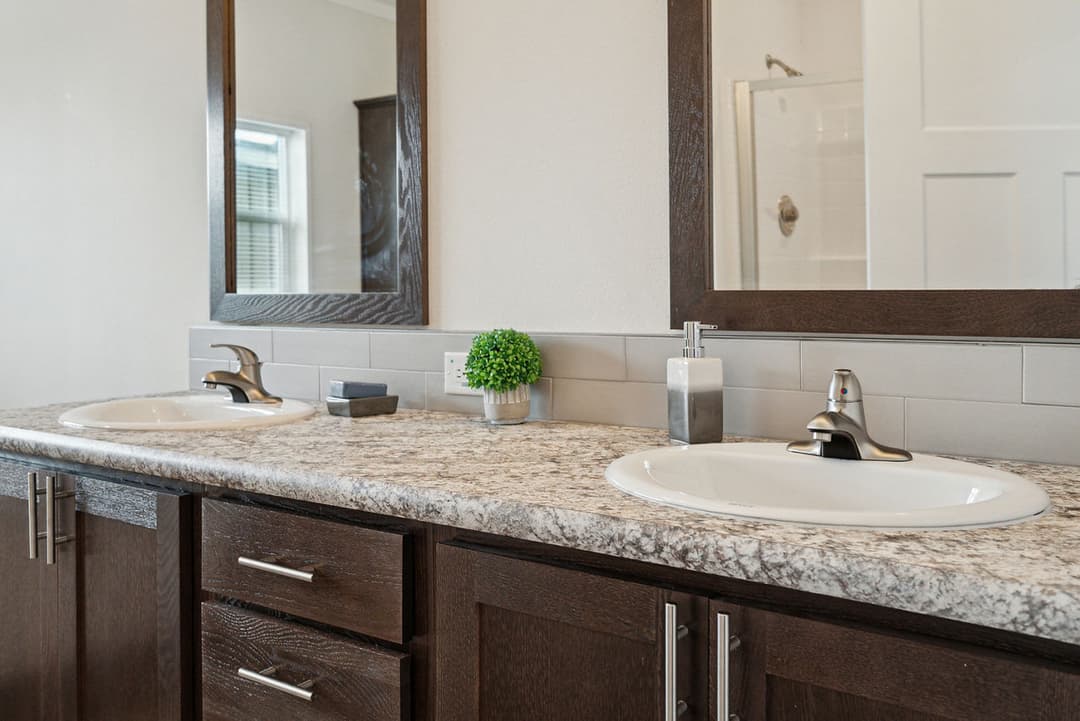 Hillcrest g865 bathroom home features