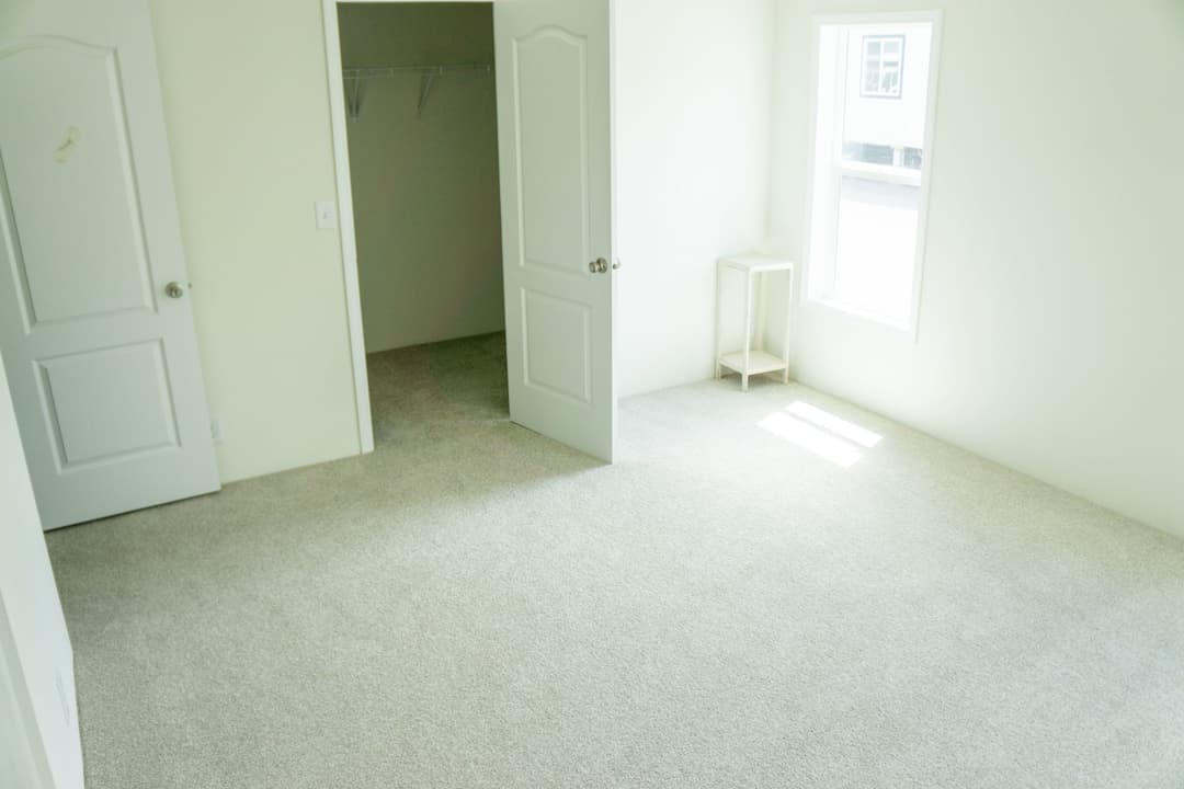 Pure 28604m interior and bedroom home features