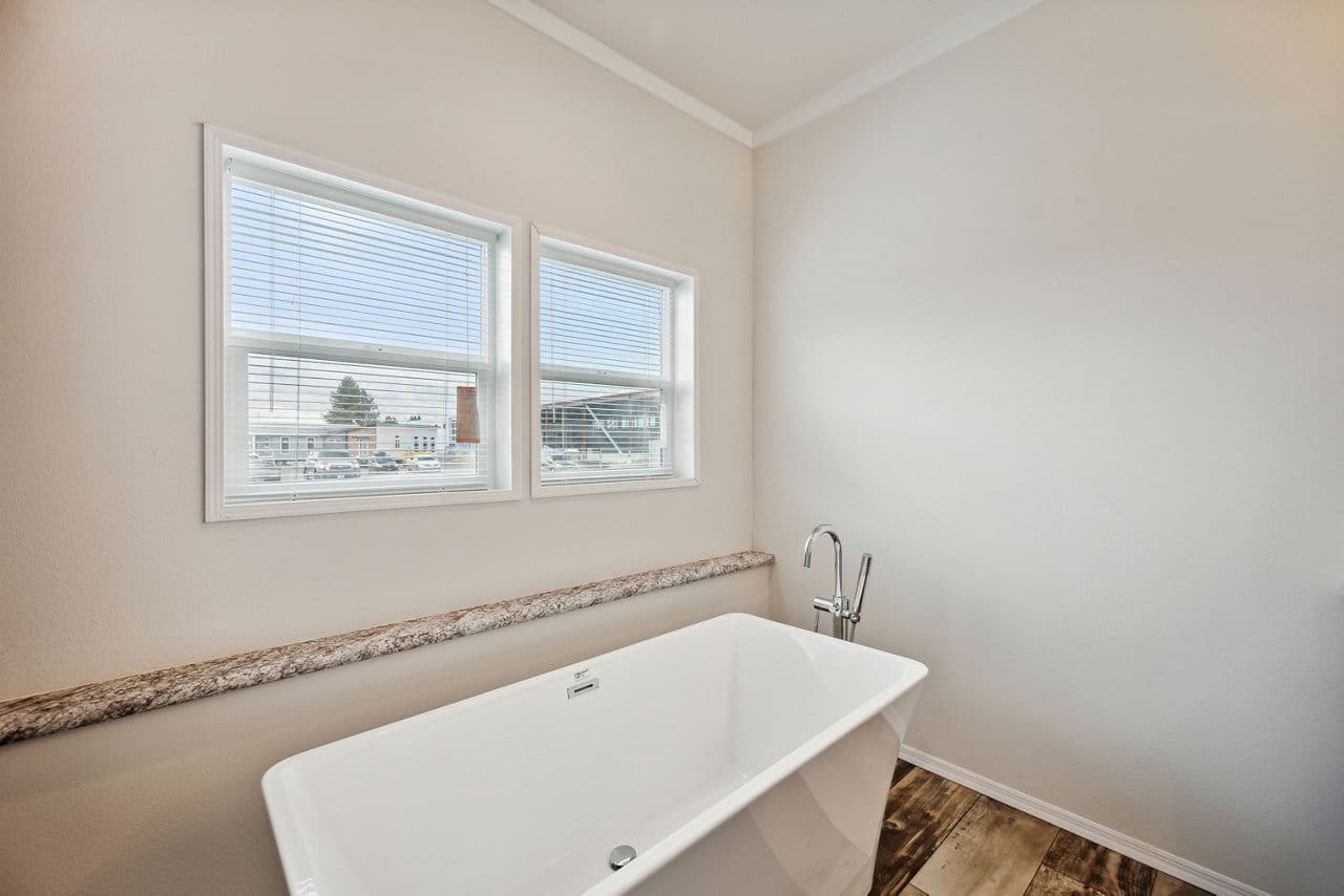 Hillcrest g865 bathroom home features