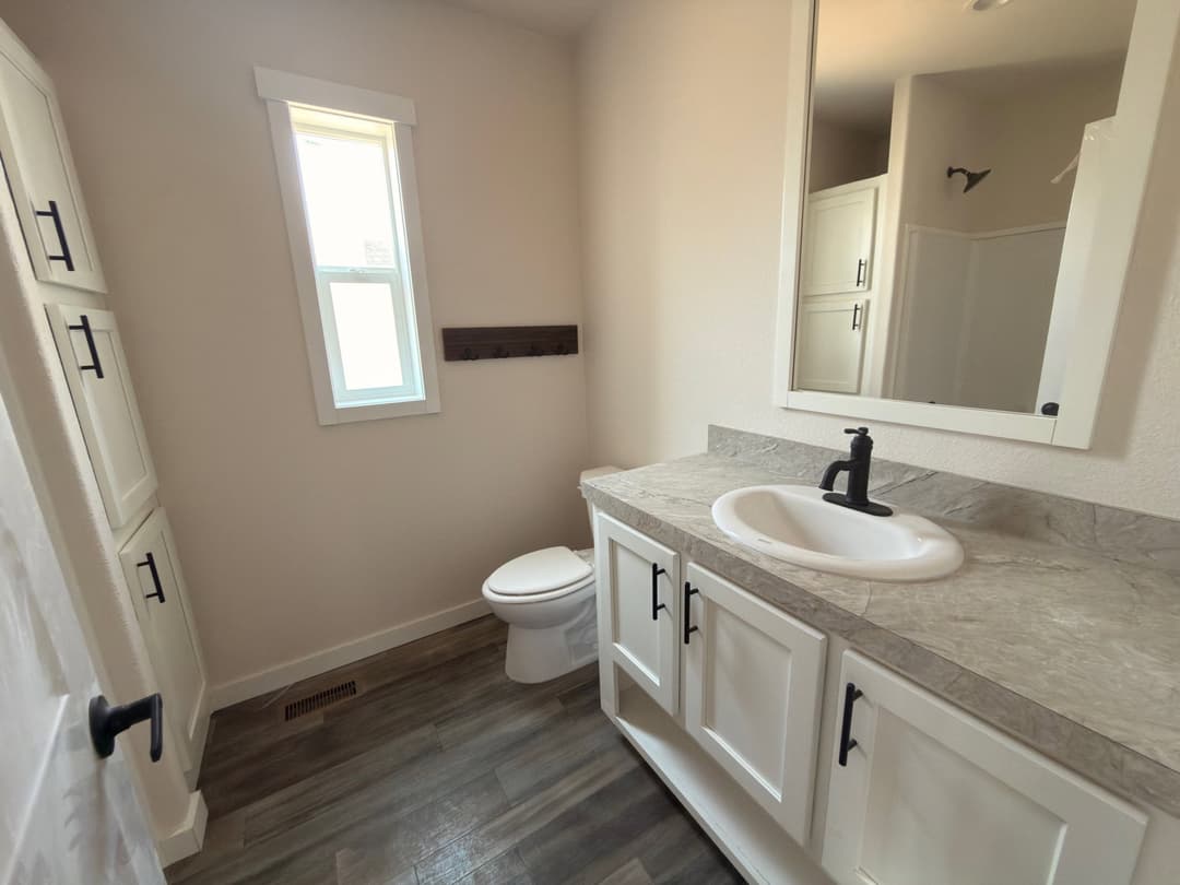 The stratus (24362d) interior and bathroom home features