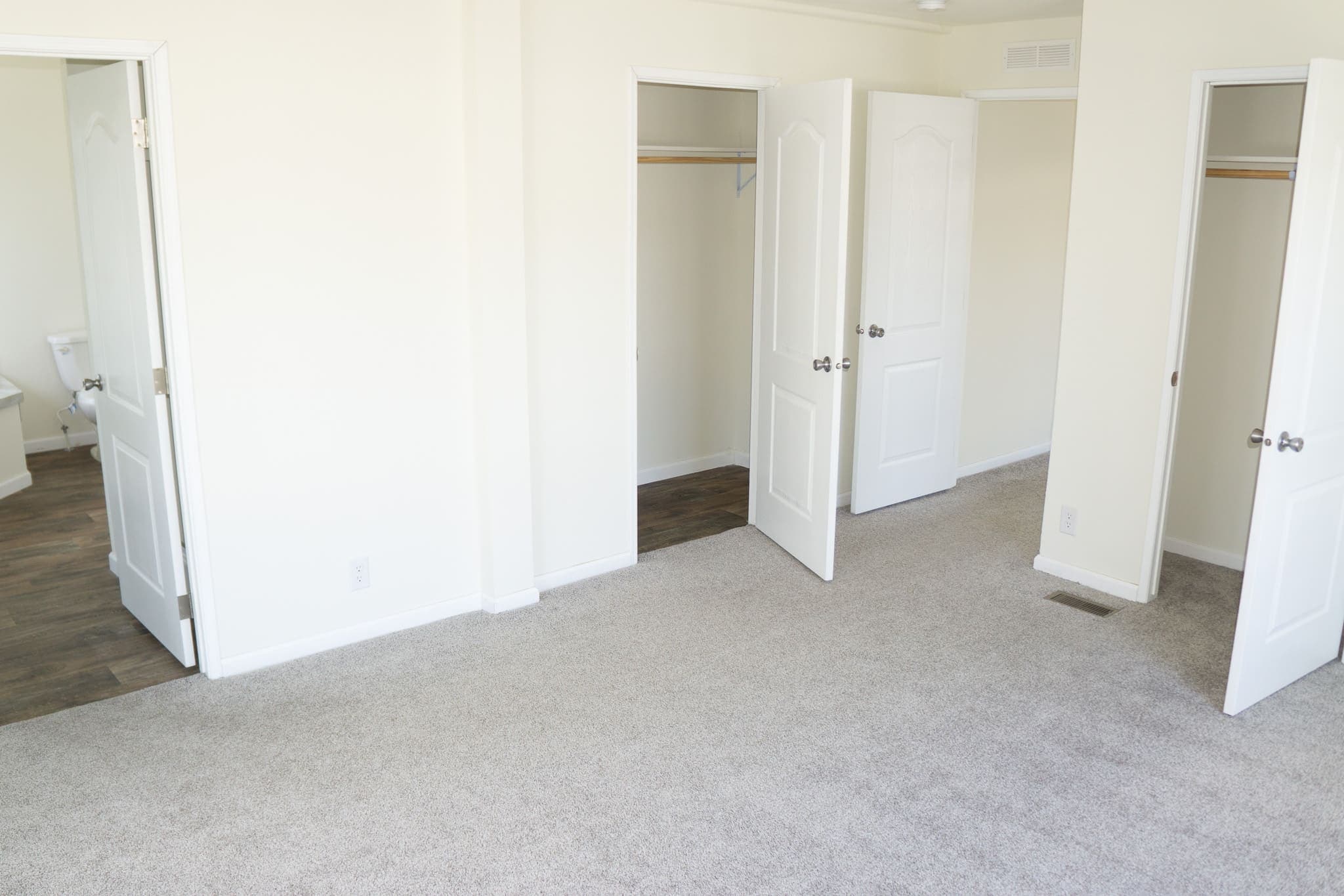 Eagle 28664s interior and bedroom home features