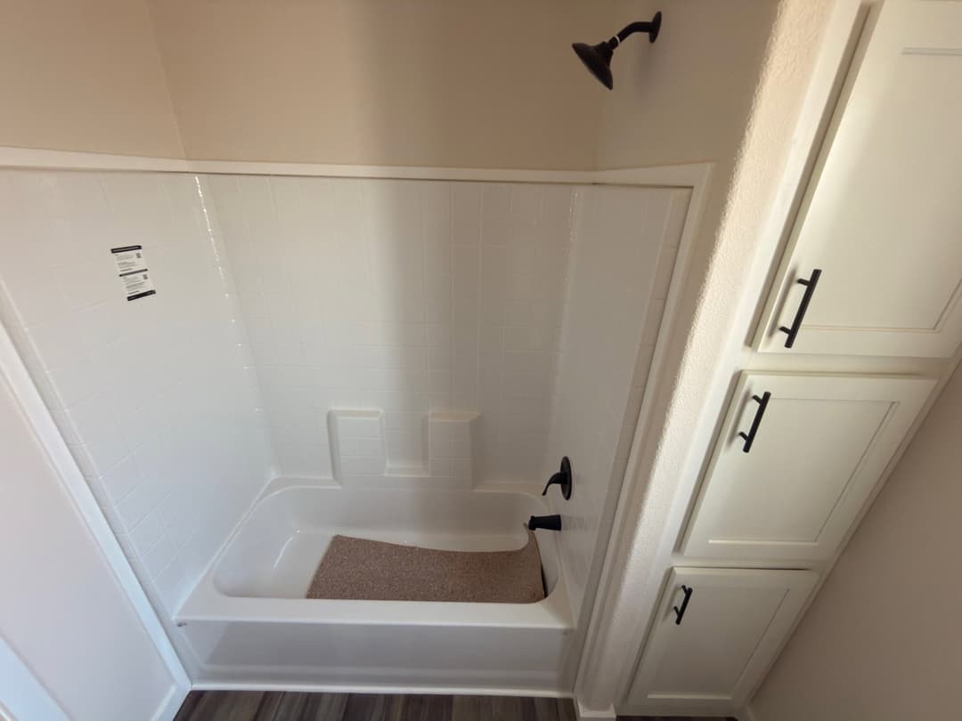 The stratus (24362d) interior and bathroom home features