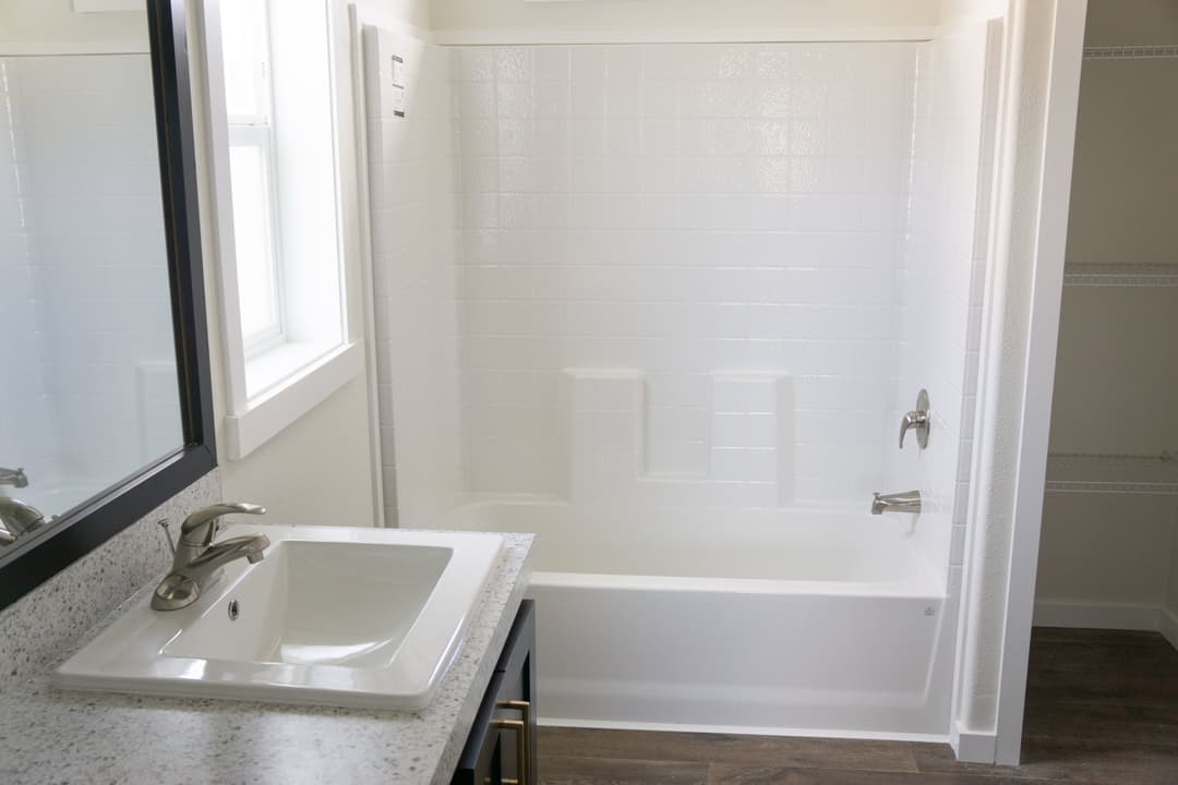 Evergreen 24403e interior and bathroom home features