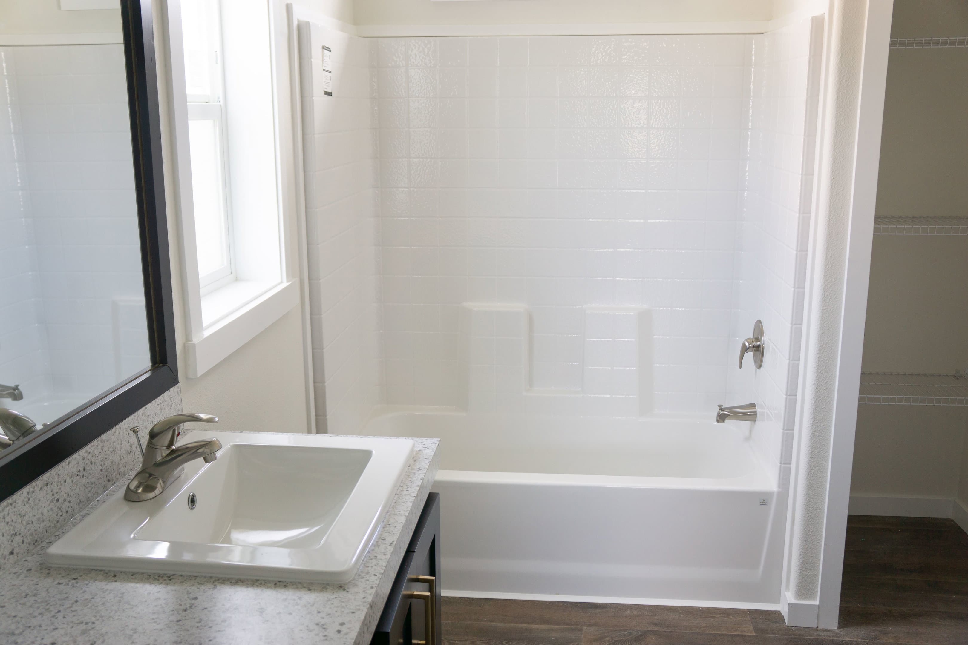 Evergreen 24403e interior and bathroom home features